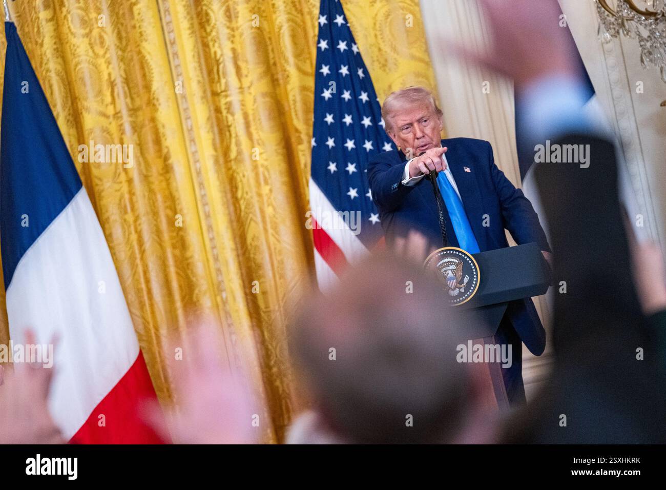 Washington, États-Unis. 24 février 2025. Le président américain Donald Trump répond aux questions lors d’une conférence de presse conjointe avec le président français Emmanuel Macron dans la salle est de la Maison Blanche à Washington, DC, le lundi 24 février 2025. Photo de Annabelle Gordon/UPI crédit : UPI/Alamy Live News Banque D'Images