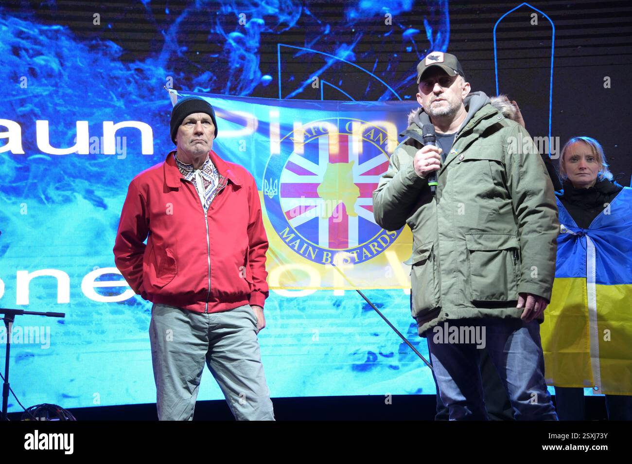 LONDRES, ROYAUME-UNI. 24 février 2025. Conférencier prisonniers de guerre britanniques John Harding et Shaun Pinner à l'occasion du troisième anniversaire de l'invasion russe de l'Ukraine, des familles ukrainiennes et leurs partisans se rassemblent pour un rassemblement à Trafalgar Square, Londres, Angleterre. (Photo de 李世惠/Voir Li/Picture Capital) crédit : Voir Li/Picture Capital/Alamy Live News Banque D'Images