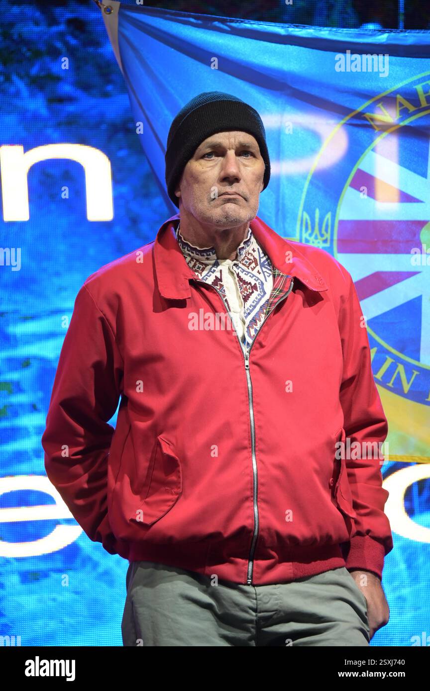 LONDRES, ROYAUME-UNI. 24 février 2025. Orateur John Harding, prisonnier de guerre britannique à l'occasion du troisième anniversaire de l'invasion russe de l'Ukraine, des familles ukrainiennes et leurs partisans se rassemblent pour un rassemblement à Trafalgar Square, Londres, Angleterre. (Photo de 李世惠/Voir Li/Picture Capital) crédit : Voir Li/Picture Capital/Alamy Live News Banque D'Images