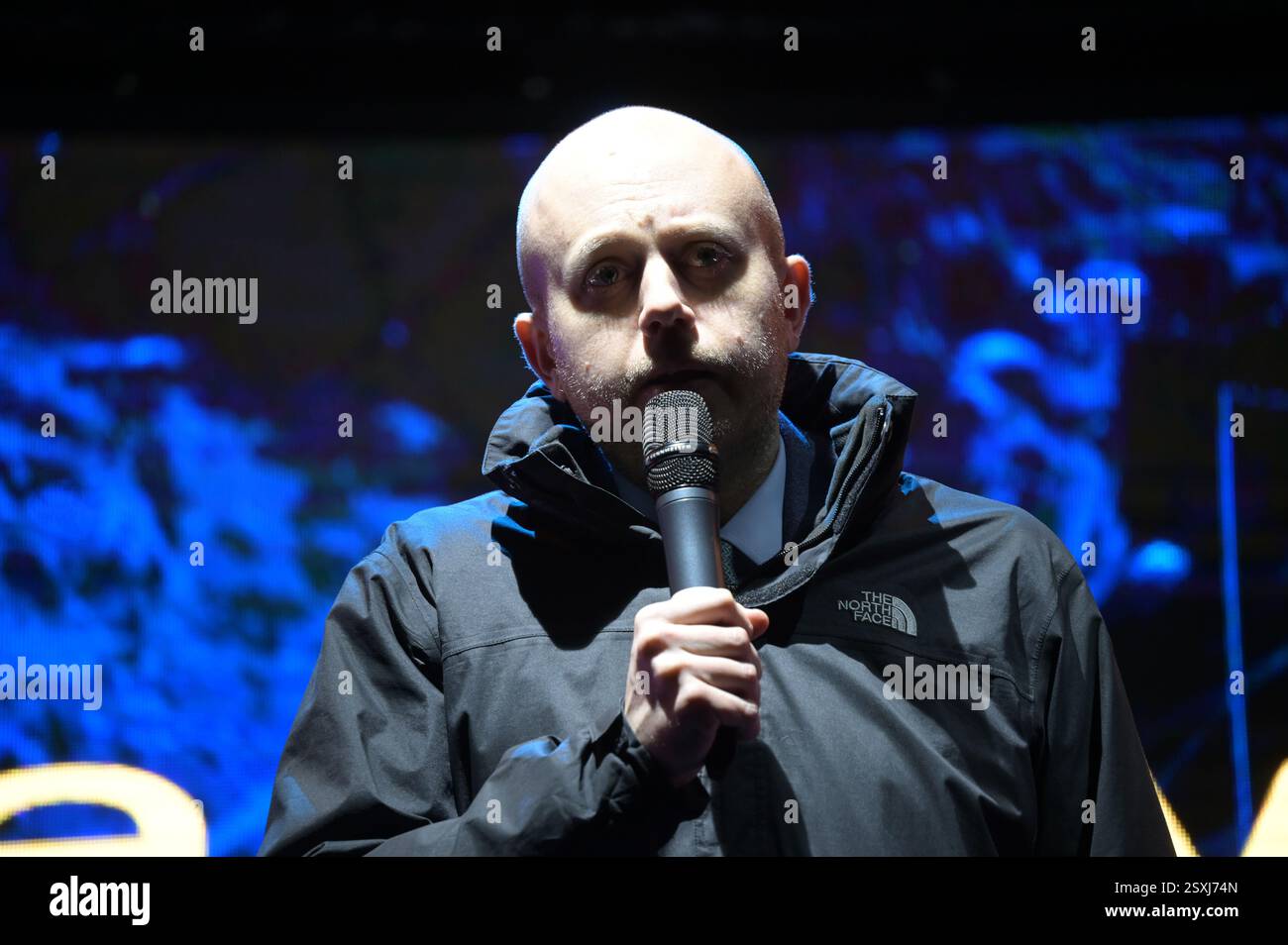 LONDRES, ROYAUME-UNI. 24 février 2025. Le conférencier Joe Powell est un homme politique britannique à l'occasion du troisième anniversaire de l'invasion russe de l'Ukraine, les familles ukrainiennes et leurs partisans se rassemblent pour un rassemblement à Trafalgar Square, à Londres, en Angleterre. (Photo de 李世惠/Voir Li/Picture Capital) crédit : Voir Li/Picture Capital/Alamy Live News Banque D'Images