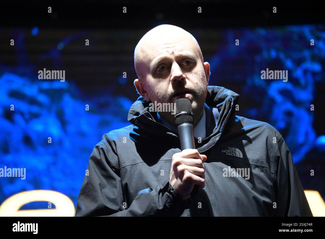 LONDRES, ROYAUME-UNI. 24 février 2025. Le conférencier Joe Powell est un homme politique britannique à l'occasion du troisième anniversaire de l'invasion russe de l'Ukraine, les familles ukrainiennes et leurs partisans se rassemblent pour un rassemblement à Trafalgar Square, à Londres, en Angleterre. (Photo de 李世惠/Voir Li/Picture Capital) crédit : Voir Li/Picture Capital/Alamy Live News Banque D'Images