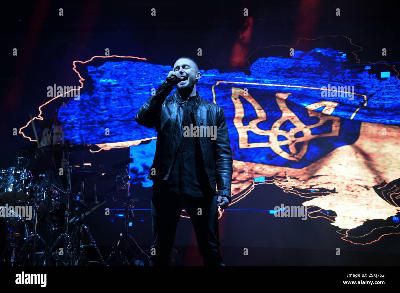 LONDRES, ROYAUME-UNI. 24 février 2025. Le conférencier Antytila préfrance du troisième anniversaire de l'invasion russe de l'Ukraine, les familles ukrainiennes et leurs partisans se rassemblent pour un rassemblement à Trafalgar Square, Londres, Angleterre. (Photo de 李世惠/Voir Li/Picture Capital) crédit : Voir Li/Picture Capital/Alamy Live News Banque D'Images