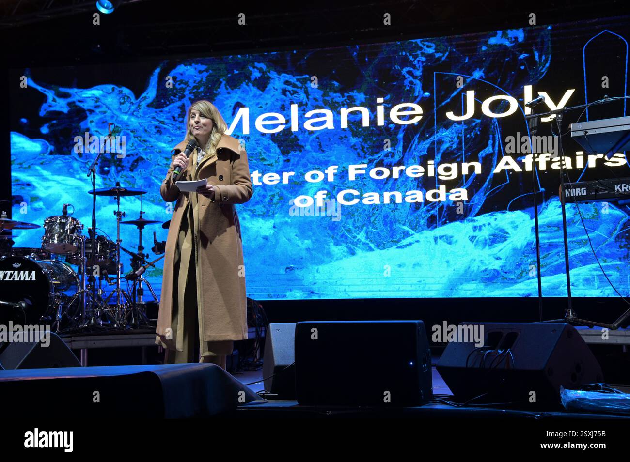 LONDRES, ROYAUME-UNI. 24 février 2025. Conférencière Mélanie Joly est ministre canadienne des Affaires étrangères à l’occasion du troisième anniversaire de l’invasion russe de l’Ukraine, des familles et des partisans ukrainiens se réunissent pour un rassemblement à Trafalgar Square, à Londres, en Angleterre. (Photo de 李世惠/Voir Li/Picture Capital) crédit : Voir Li/Picture Capital/Alamy Live News Banque D'Images