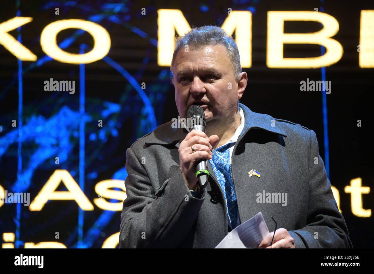 LONDRES, ROYAUME-UNI. 24 février 2025. Conférencier Petro Rewko MBE a l'occasion du troisième anniversaire de l'invasion russe de l'Ukraine, les familles et supporters ukrainiens se rassemblent pour un rassemblement à Trafalgar Square, Londres, Angleterre. (Photo de 李世惠/Voir Li/Picture Capital) crédit : Voir Li/Picture Capital/Alamy Live News Banque D'Images