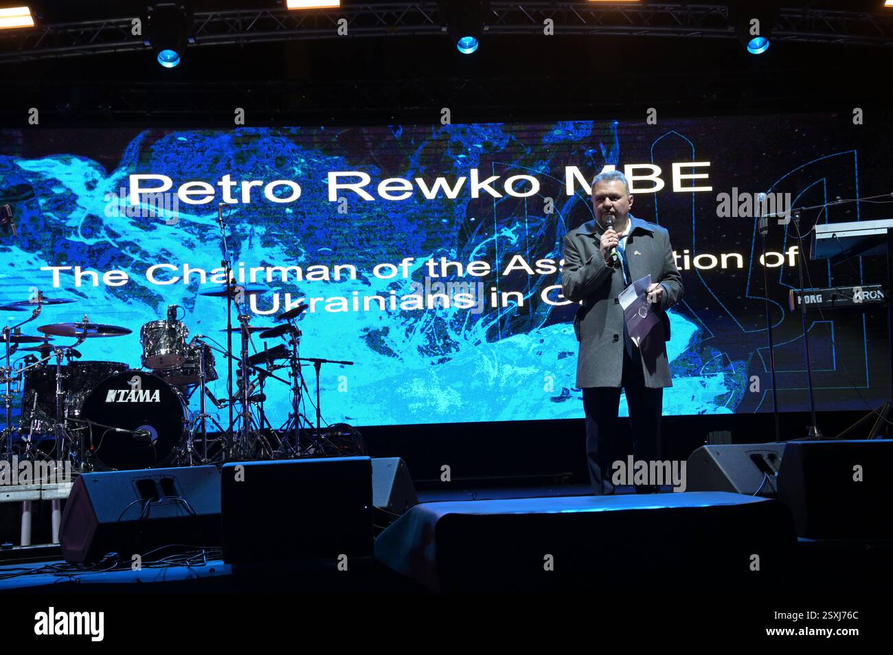 LONDRES, ROYAUME-UNI. 24 février 2025. Conférencier Petro Rewko MBE a l'occasion du troisième anniversaire de l'invasion russe de l'Ukraine, les familles et supporters ukrainiens se rassemblent pour un rassemblement à Trafalgar Square, Londres, Angleterre. (Photo de 李世惠/Voir Li/Picture Capital) crédit : Voir Li/Picture Capital/Alamy Live News Banque D'Images