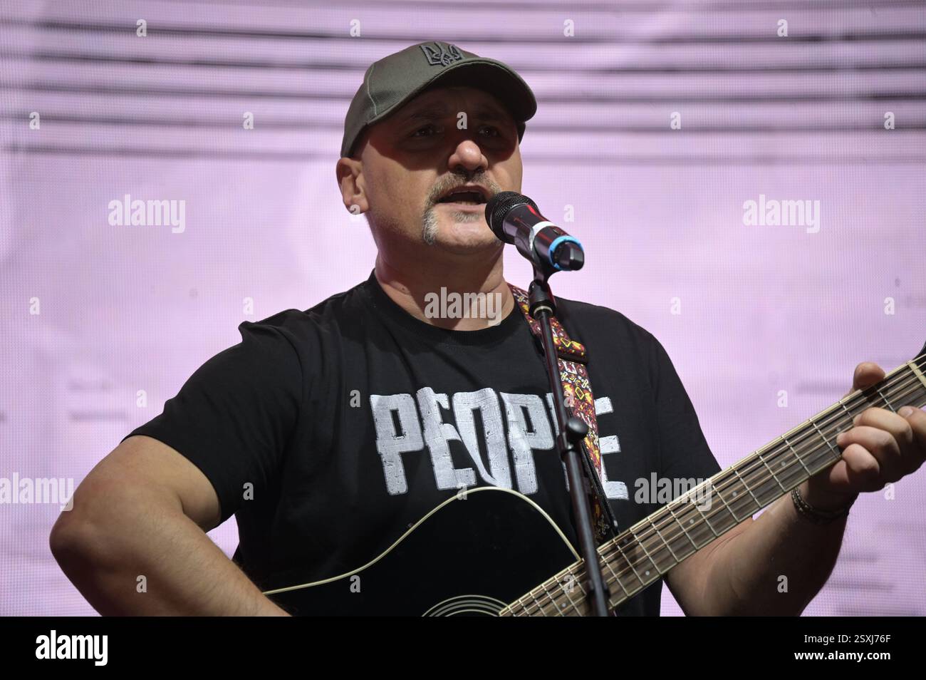 LONDRES, ROYAUME-UNI. 24 février 2025. Serhiy Fomenko du groupe de rock ukrainien Mandry préforme pour le troisième anniversaire de l'invasion russe de l'Ukraine, les familles ukrainiennes et leurs supporters se rassemblent pour un rassemblement à Trafalgar Square, Londres, Angleterre. (Photo de 李世惠/Voir Li/Picture Capital) crédit : Voir Li/Picture Capital/Alamy Live News Banque D'Images