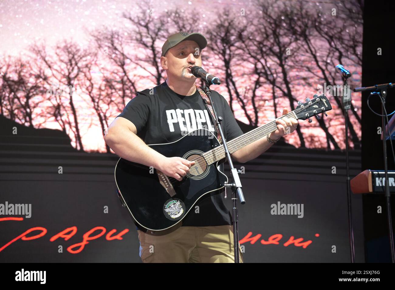 LONDRES, ROYAUME-UNI. 24 février 2025. Serhiy Fomenko du groupe de rock ukrainien Mandry préforme pour le troisième anniversaire de l'invasion russe de l'Ukraine, les familles ukrainiennes et leurs supporters se rassemblent pour un rassemblement à Trafalgar Square, Londres, Angleterre. (Photo de 李世惠/Voir Li/Picture Capital) crédit : Voir Li/Picture Capital/Alamy Live News Banque D'Images