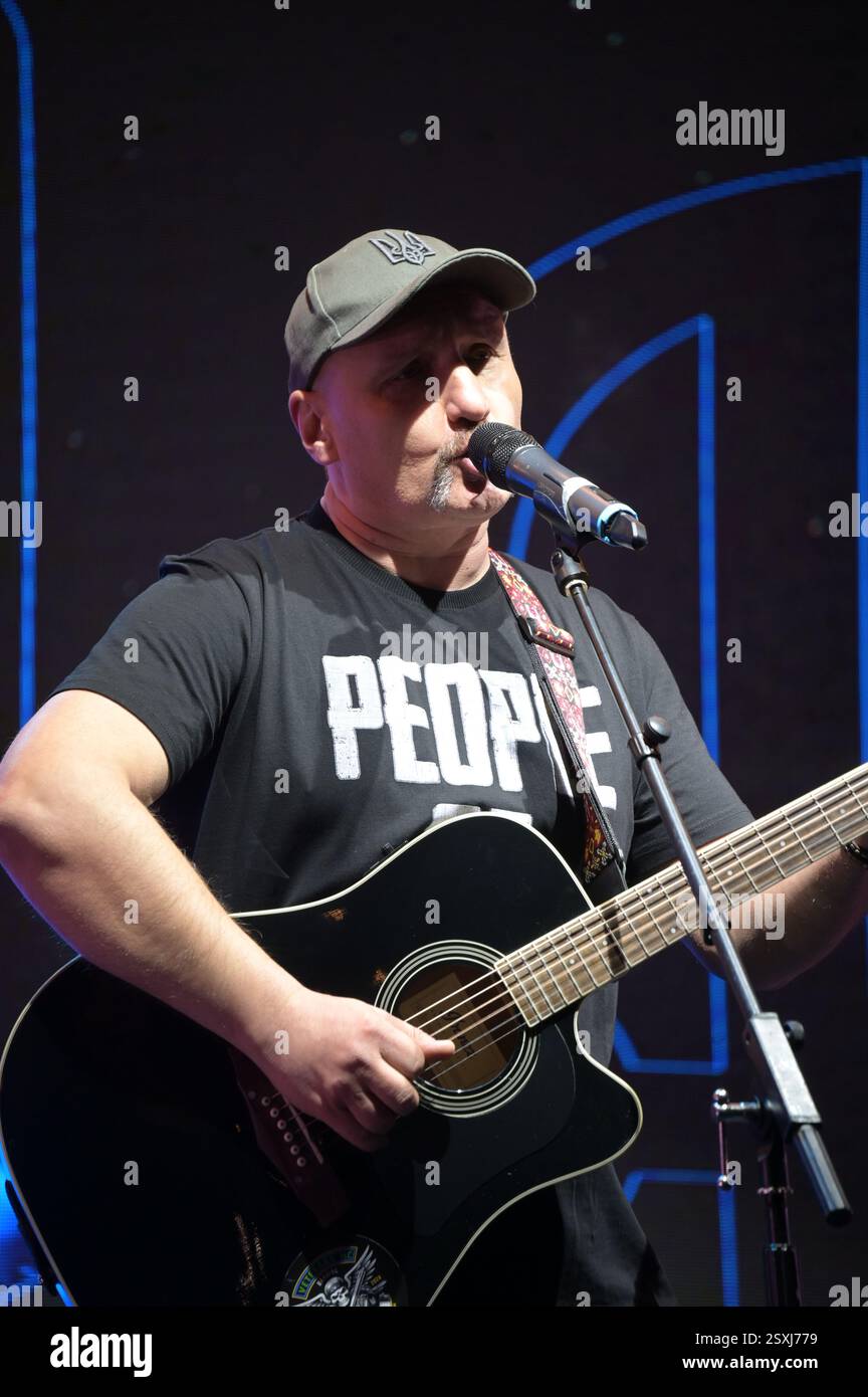 LONDRES, ROYAUME-UNI. 24 février 2025. Serhiy Fomenko du groupe de rock ukrainien Mandry préforme pour le troisième anniversaire de l'invasion russe de l'Ukraine, les familles ukrainiennes et leurs supporters se rassemblent pour un rassemblement à Trafalgar Square, Londres, Angleterre. (Photo de 李世惠/Voir Li/Picture Capital) crédit : Voir Li/Picture Capital/Alamy Live News Banque D'Images
