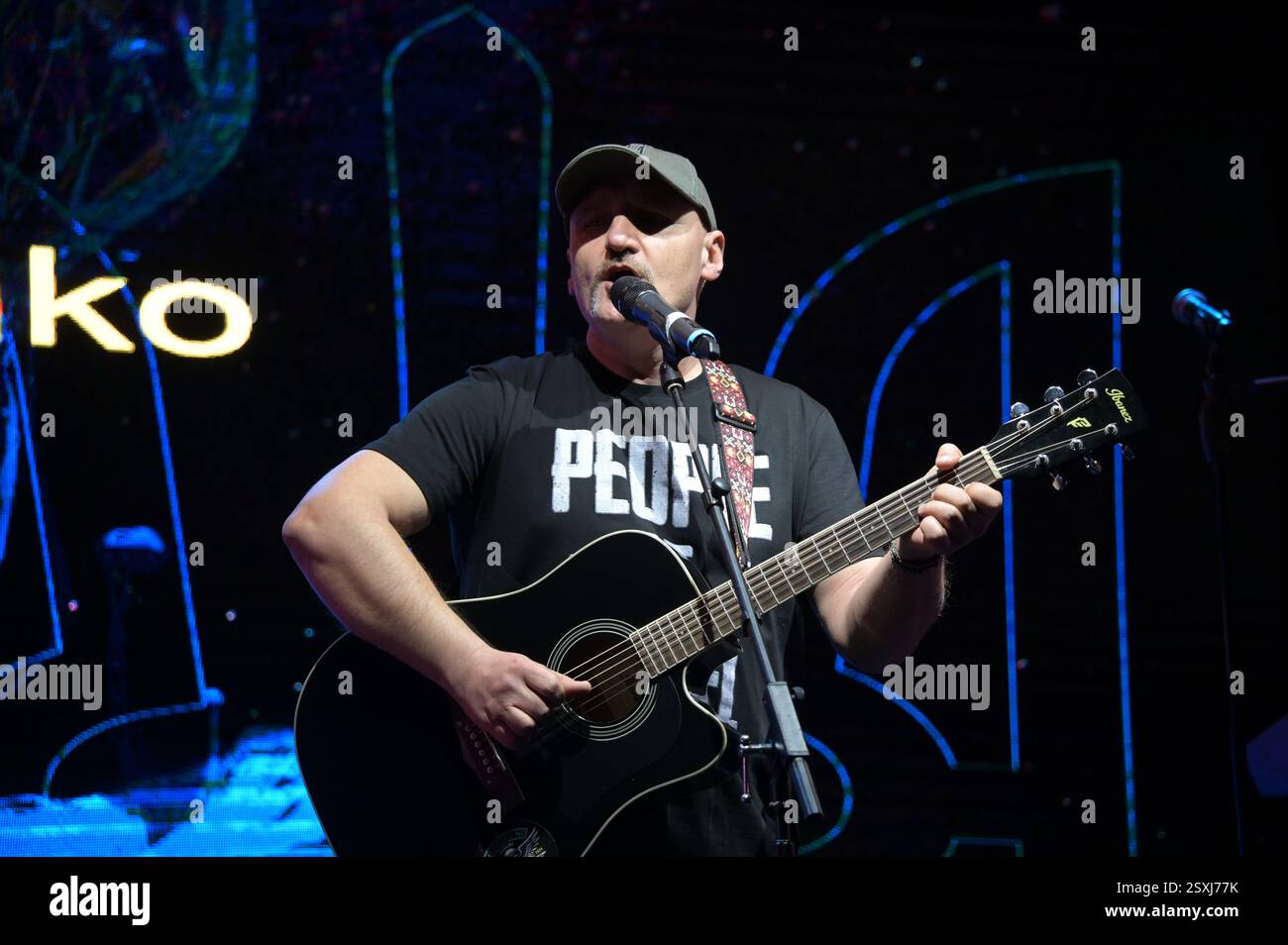 LONDRES, ROYAUME-UNI. 24 février 2025. Serhiy Fomenko du groupe de rock ukrainien Mandry préforme pour le troisième anniversaire de l'invasion russe de l'Ukraine, les familles ukrainiennes et leurs supporters se rassemblent pour un rassemblement à Trafalgar Square, Londres, Angleterre. (Photo de 李世惠/Voir Li/Picture Capital) crédit : Voir Li/Picture Capital/Alamy Live News Banque D'Images