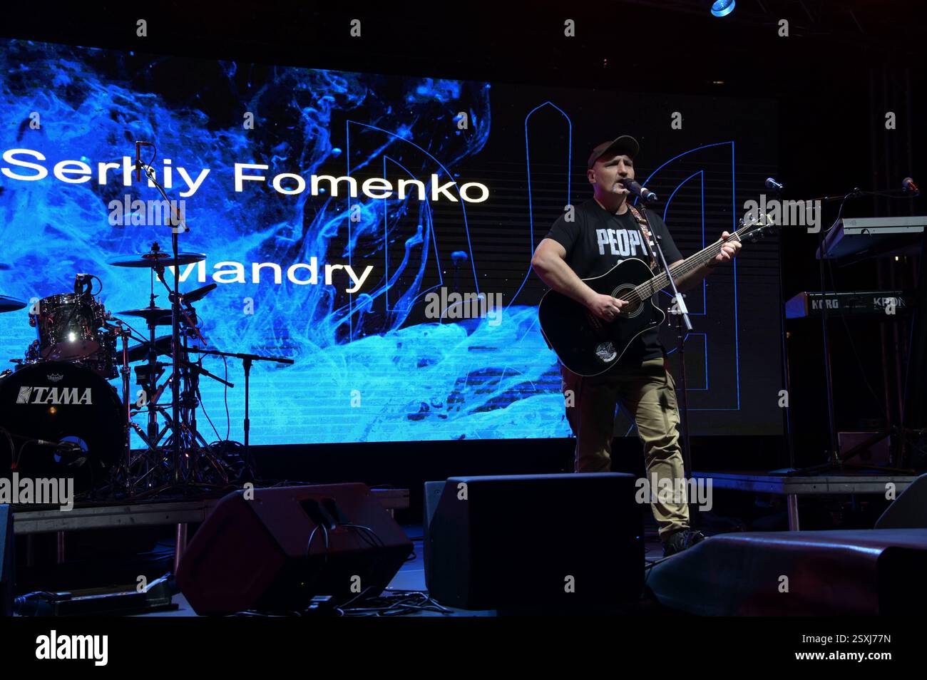 LONDRES, ROYAUME-UNI. 24 février 2025. Serhiy Fomenko du groupe de rock ukrainien Mandry préforme pour le troisième anniversaire de l'invasion russe de l'Ukraine, les familles ukrainiennes et leurs supporters se rassemblent pour un rassemblement à Trafalgar Square, Londres, Angleterre. (Photo de 李世惠/Voir Li/Picture Capital) crédit : Voir Li/Picture Capital/Alamy Live News Banque D'Images