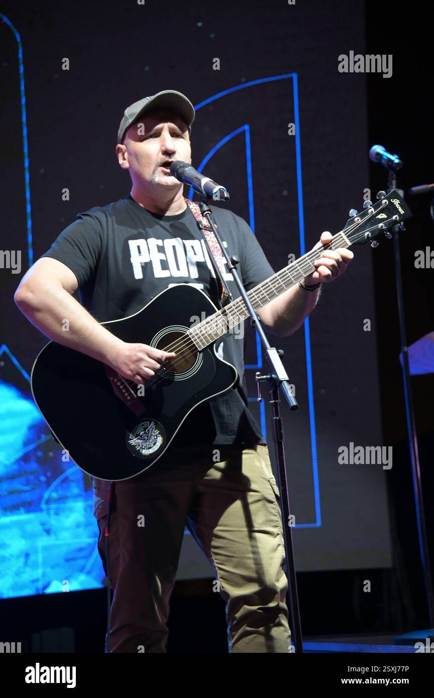 LONDRES, ROYAUME-UNI. 24 février 2025. Serhiy Fomenko du groupe de rock ukrainien Mandry préforme pour le troisième anniversaire de l'invasion russe de l'Ukraine, les familles ukrainiennes et leurs supporters se rassemblent pour un rassemblement à Trafalgar Square, Londres, Angleterre. (Photo de 李世惠/Voir Li/Picture Capital) crédit : Voir Li/Picture Capital/Alamy Live News Banque D'Images