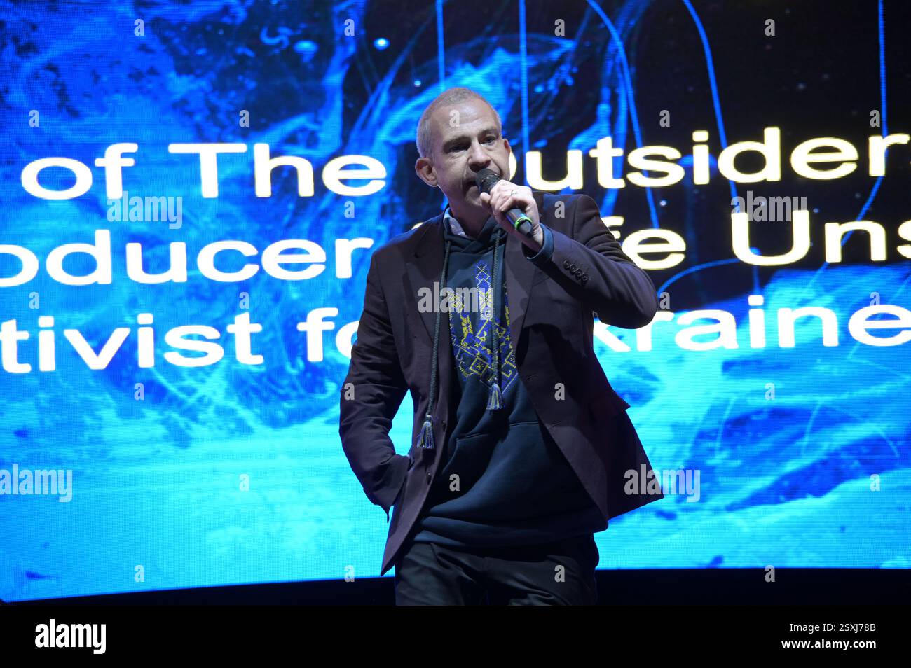 LONDRES, ROYAUME-UNI. 24 février 2025. Conférencier Steven Lacey à l'occasion du troisième anniversaire de l'invasion russe de l'Ukraine, des familles et des partisans ukrainiens se rassemblent pour un rassemblement à Trafalgar Square, Londres, Angleterre. (Photo de 李世惠/Voir Li/Picture Capital) crédit : Voir Li/Picture Capital/Alamy Live News Banque D'Images