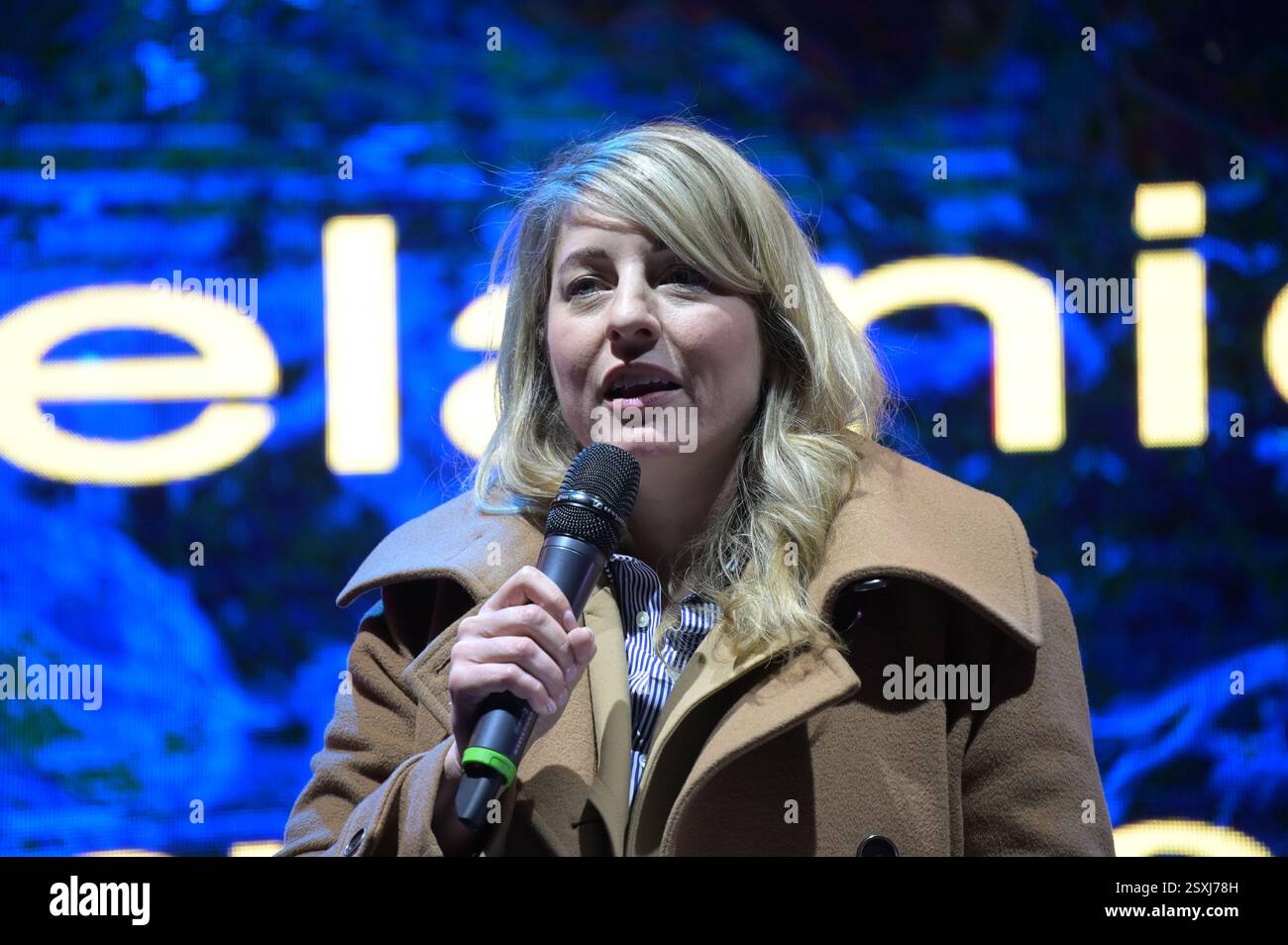 LONDRES, ROYAUME-UNI. 24 février 2025. Conférencière Mélanie Joly est ministre canadienne des Affaires étrangères à l’occasion du troisième anniversaire de l’invasion russe de l’Ukraine, des familles et des partisans ukrainiens se réunissent pour un rassemblement à Trafalgar Square, à Londres, en Angleterre. (Photo de 李世惠/Voir Li/Picture Capital) crédit : Voir Li/Picture Capital/Alamy Live News Banque D'Images