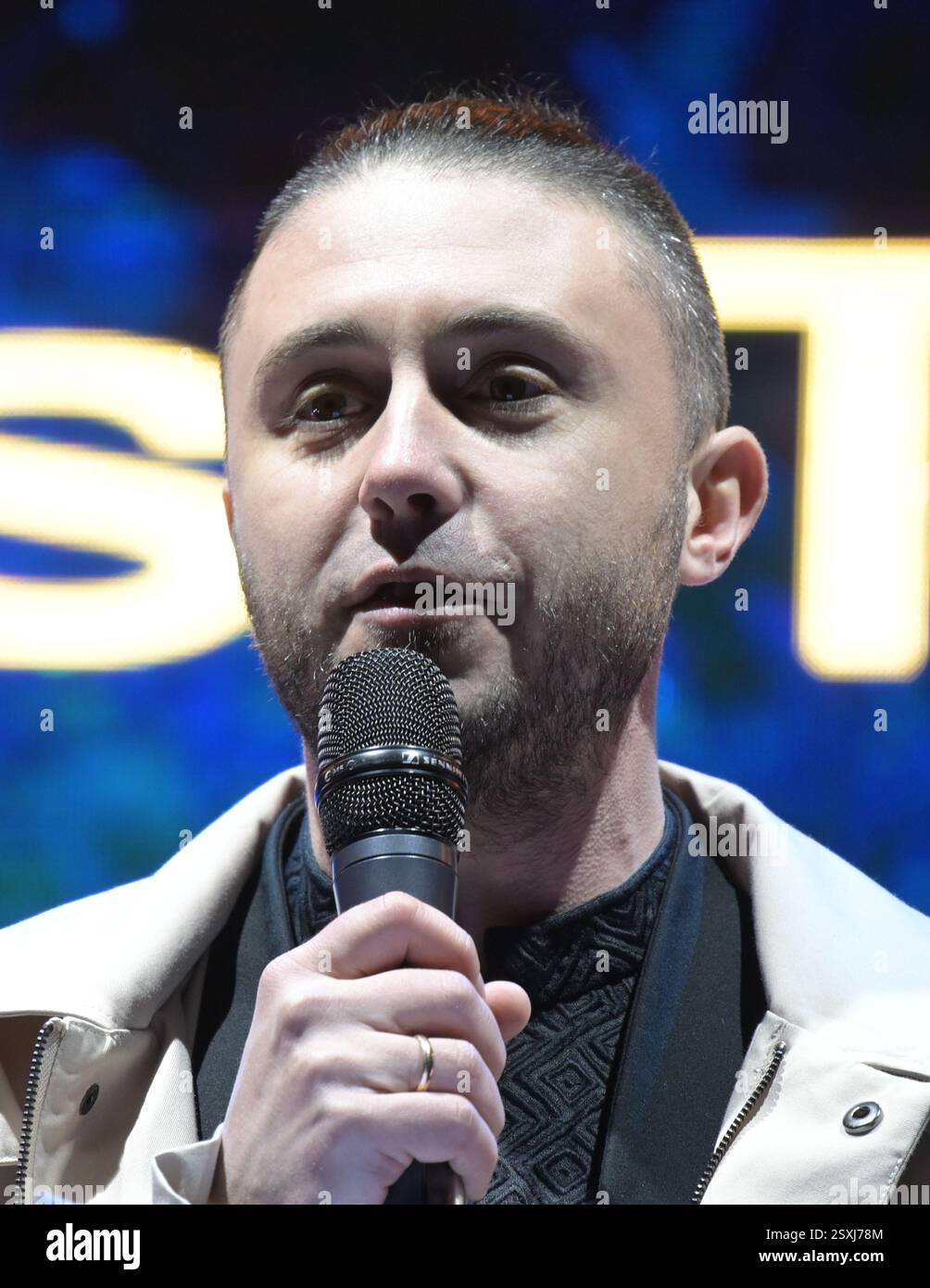 LONDRES, ROYAUME-UNI. 24 février 2025. Conférencier Taras Topolia de l'Antytila à l'occasion du troisième anniversaire de l'invasion russe de l'Ukraine, des familles ukrainiennes et leurs partisans se rassemblent pour un rassemblement à Trafalgar Square, Londres, Angleterre. (Photo de 李世惠/Voir Li/Picture Capital) crédit : Voir Li/Picture Capital/Alamy Live News Banque D'Images