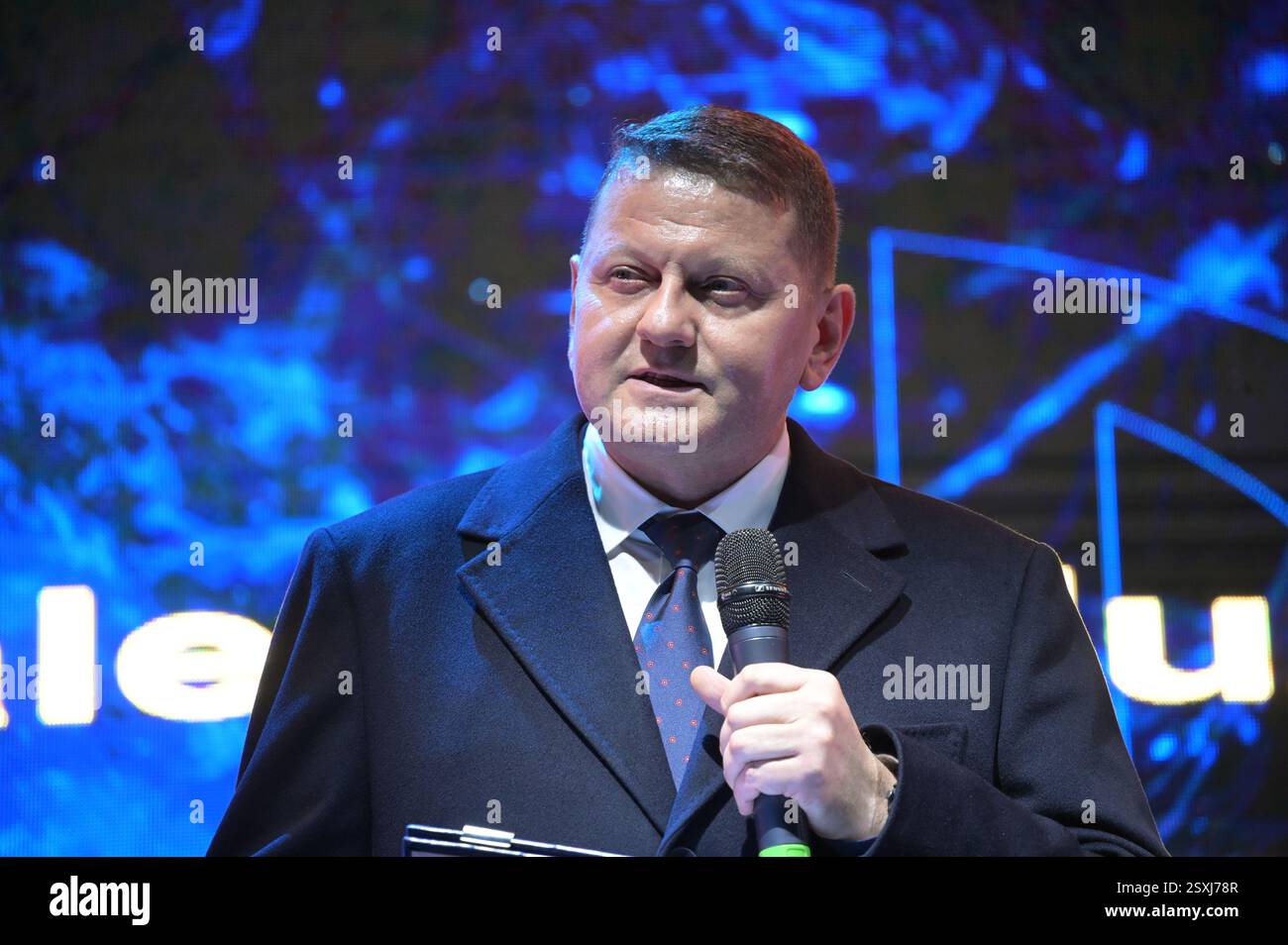 LONDRES, ROYAUME-UNI. 24 février 2025. Le conférencier Valerii Zaluzhnyi est un général ukrainien à l'occasion du troisième anniversaire de l'invasion russe de l'Ukraine, les familles ukrainiennes et leurs partisans se rassemblent pour un rassemblement à Trafalgar Square, à Londres, en Angleterre. (Photo de 李世惠/Voir Li/Picture Capital) crédit : Voir Li/Picture Capital/Alamy Live News Banque D'Images