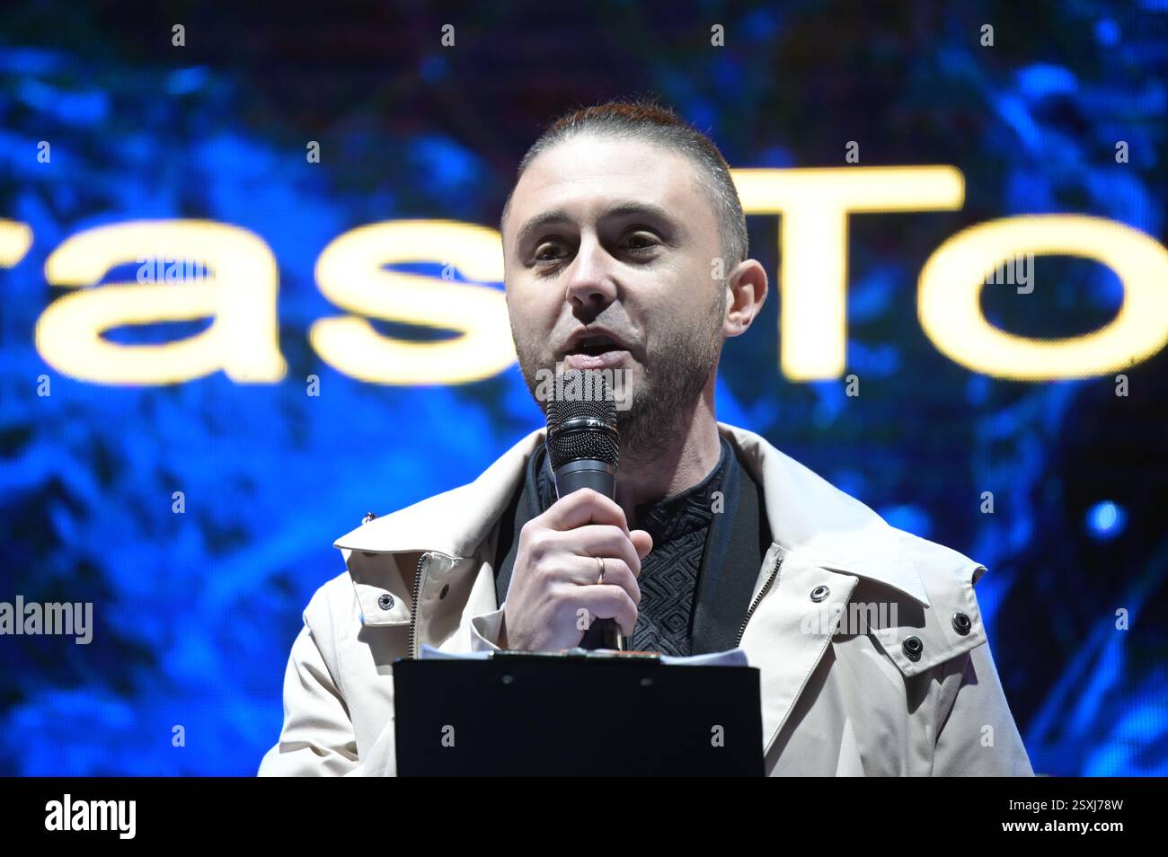 LONDRES, ROYAUME-UNI. 24 février 2025. Conférencier Taras Topolia de l'Antytila à l'occasion du troisième anniversaire de l'invasion russe de l'Ukraine, des familles ukrainiennes et leurs partisans se rassemblent pour un rassemblement à Trafalgar Square, Londres, Angleterre. (Photo de 李世惠/Voir Li/Picture Capital) crédit : Voir Li/Picture Capital/Alamy Live News Banque D'Images