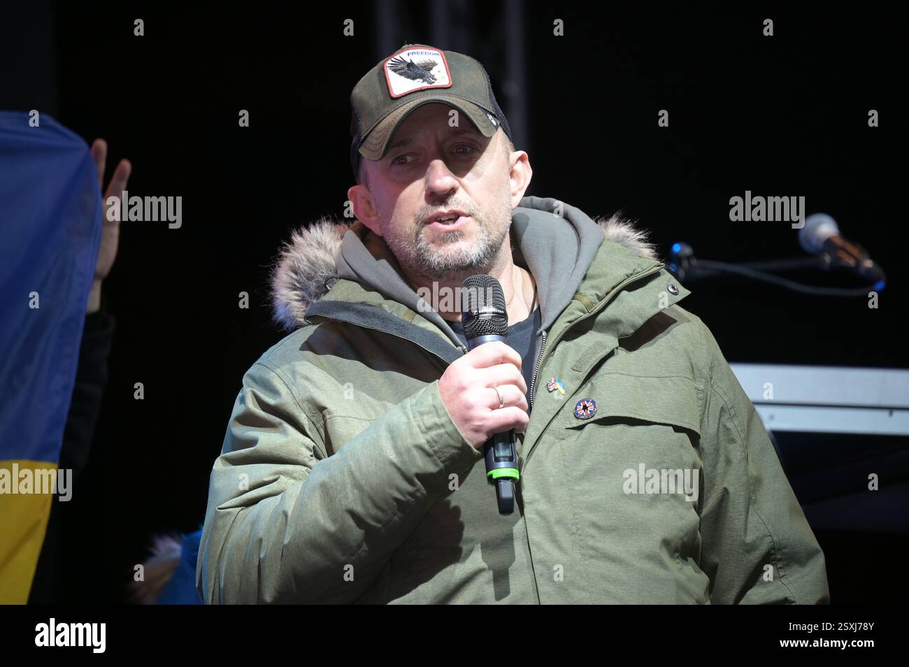 LONDRES, ROYAUME-UNI. 24 février 2025. Orateur prisonnier de guerre britannique Shaun Pinner à l'occasion du troisième anniversaire de l'invasion russe de l'Ukraine, des familles ukrainiennes et leurs partisans se rassemblent pour un rassemblement à Trafalgar Square, Londres, Angleterre. (Photo de 李世惠/Voir Li/Picture Capital) crédit : Voir Li/Picture Capital/Alamy Live News Banque D'Images