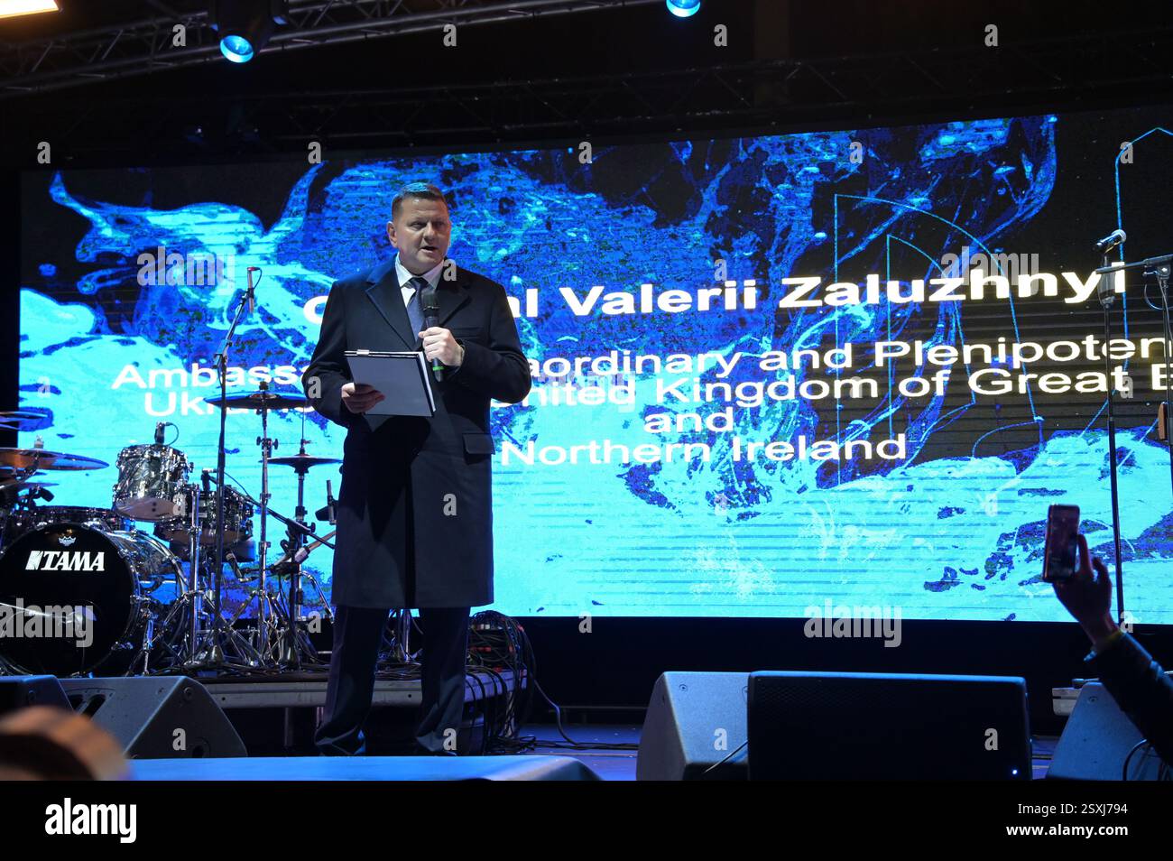 LONDRES, ROYAUME-UNI. 24 février 2025. Le conférencier Valerii Zaluzhnyi est un général ukrainien à l'occasion du troisième anniversaire de l'invasion russe de l'Ukraine, les familles ukrainiennes et leurs partisans se rassemblent pour un rassemblement à Trafalgar Square, à Londres, en Angleterre. (Photo de 李世惠/Voir Li/Picture Capital) crédit : Voir Li/Picture Capital/Alamy Live News Banque D'Images