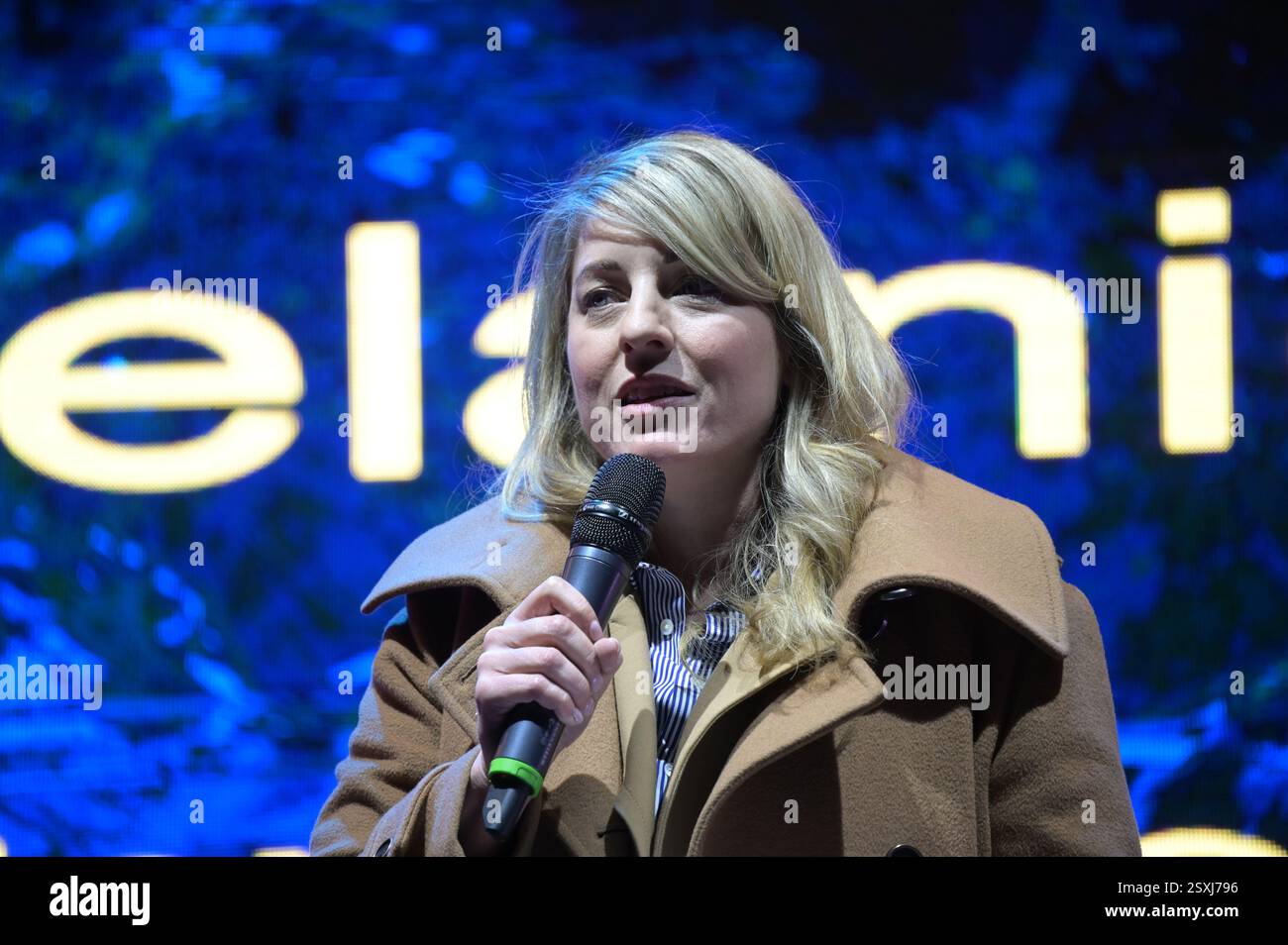 LONDRES, ROYAUME-UNI. 24 février 2025. Conférencière Mélanie Joly est ministre canadienne des Affaires étrangères à l’occasion du troisième anniversaire de l’invasion russe de l’Ukraine, des familles et des partisans ukrainiens se réunissent pour un rassemblement à Trafalgar Square, à Londres, en Angleterre. (Photo de 李世惠/Voir Li/Picture Capital) crédit : Voir Li/Picture Capital/Alamy Live News Banque D'Images