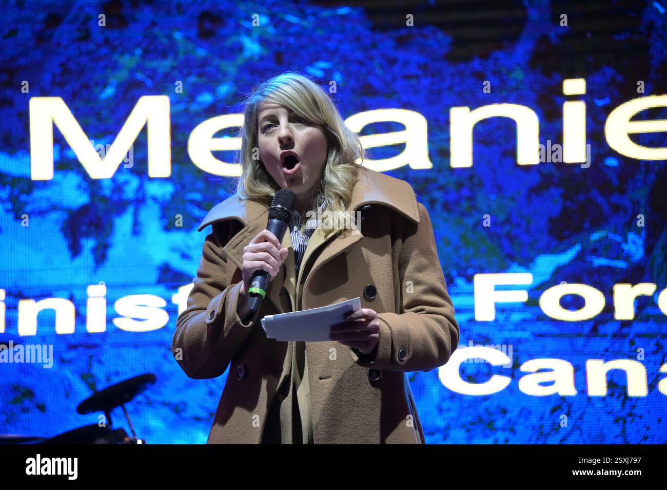 LONDRES, ROYAUME-UNI. 24 février 2025. Conférencière Mélanie Joly est ministre canadienne des Affaires étrangères à l’occasion du troisième anniversaire de l’invasion russe de l’Ukraine, des familles et des partisans ukrainiens se réunissent pour un rassemblement à Trafalgar Square, à Londres, en Angleterre. (Photo de 李世惠/Voir Li/Picture Capital) crédit : Voir Li/Picture Capital/Alamy Live News Banque D'Images