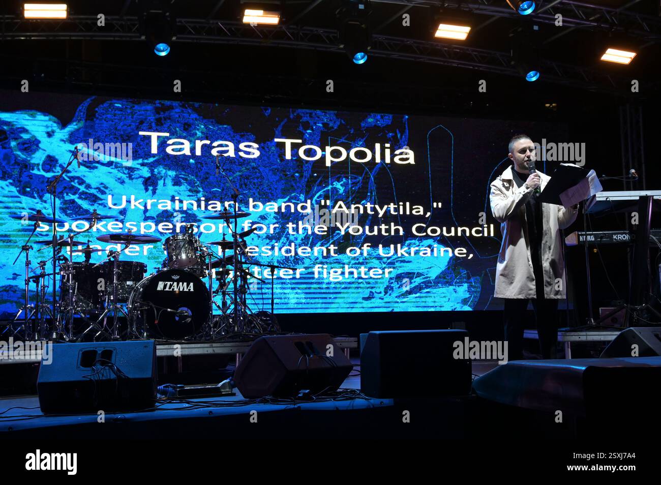 LONDRES, ROYAUME-UNI. 24 février 2025. Conférencier Taras Topolia de l'Antytila à l'occasion du troisième anniversaire de l'invasion russe de l'Ukraine, des familles ukrainiennes et leurs partisans se rassemblent pour un rassemblement à Trafalgar Square, Londres, Angleterre. (Photo de 李世惠/Voir Li/Picture Capital) crédit : Voir Li/Picture Capital/Alamy Live News Banque D'Images