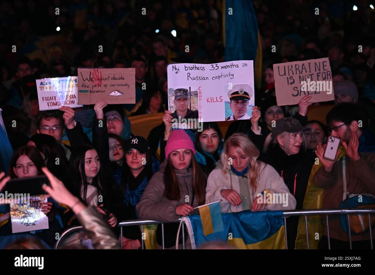 LONDRES, ROYAUME-UNI. 24 février 2025. À l'occasion du troisième anniversaire de l'invasion russe de l'Ukraine, les familles ukrainiennes et leurs partisans se rassemblent pour un rassemblement à Trafalgar Square, Londres, Angleterre. (Photo de 李世惠/Voir Li/Picture Capital) crédit : Voir Li/Picture Capital/Alamy Live News Banque D'Images