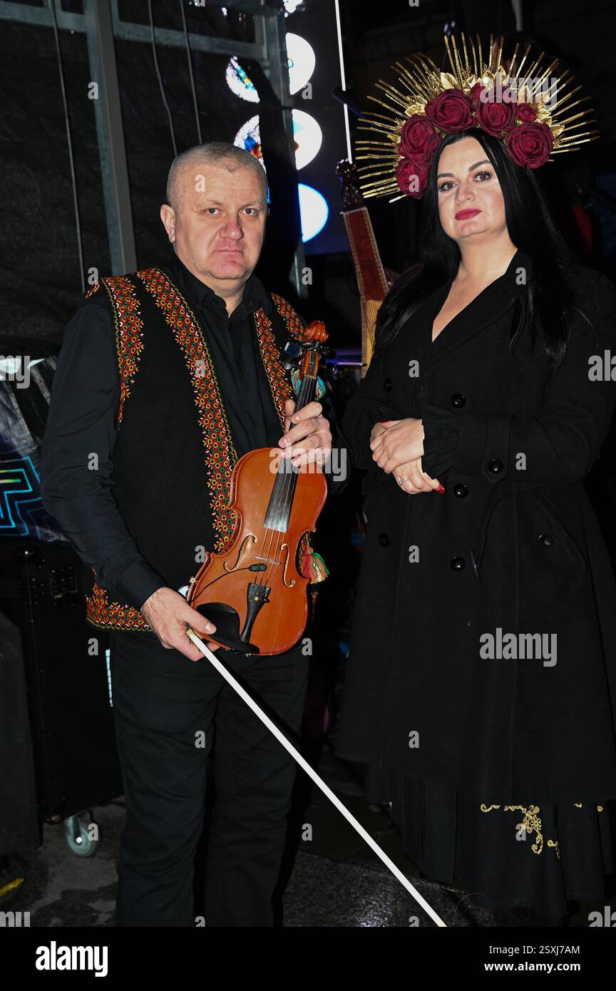 LONDRES, ROYAUME-UNI. 24 février 2025. L'Association des musiciens ukrainiens préforme pour le troisième anniversaire de l'invasion russe de l'Ukraine, les familles ukrainiennes et leurs partisans se rassemblent pour un rassemblement à Trafalgar Square, Londres, Angleterre. (Photo de 李世惠/Voir Li/Picture Capital) crédit : Voir Li/Picture Capital/Alamy Live News Banque D'Images