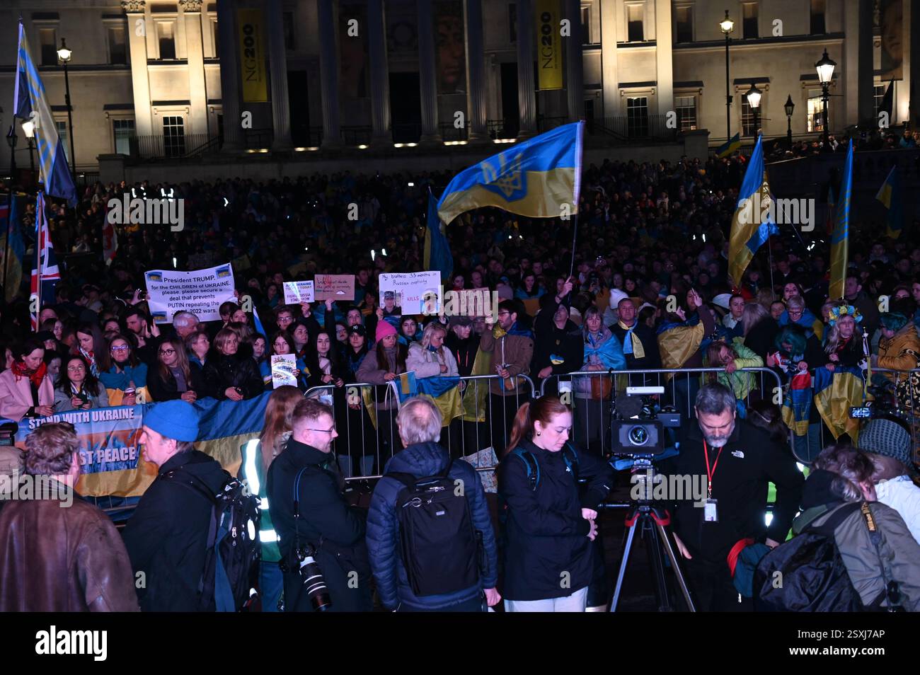 LONDRES, ROYAUME-UNI. 24 février 2025. À l'occasion du troisième anniversaire de l'invasion russe de l'Ukraine, les familles ukrainiennes et leurs partisans se rassemblent pour un rassemblement à Trafalgar Square, Londres, Angleterre. (Photo de 李世惠/Voir Li/Picture Capital) crédit : Voir Li/Picture Capital/Alamy Live News Banque D'Images