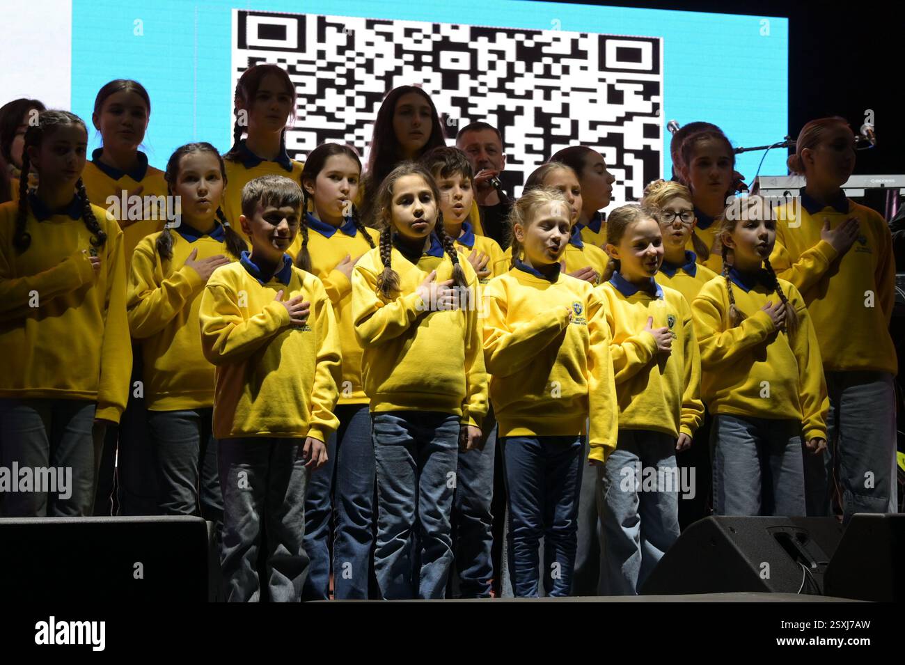 LONDRES, ROYAUME-UNI. 24 février 2025. L'Association des musiciens ukrainiens préforme pour le troisième anniversaire de l'invasion russe de l'Ukraine, les familles ukrainiennes et leurs partisans se rassemblent pour un rassemblement à Trafalgar Square, Londres, Angleterre. (Photo de 李世惠/Voir Li/Picture Capital) crédit : Voir Li/Picture Capital/Alamy Live News Banque D'Images