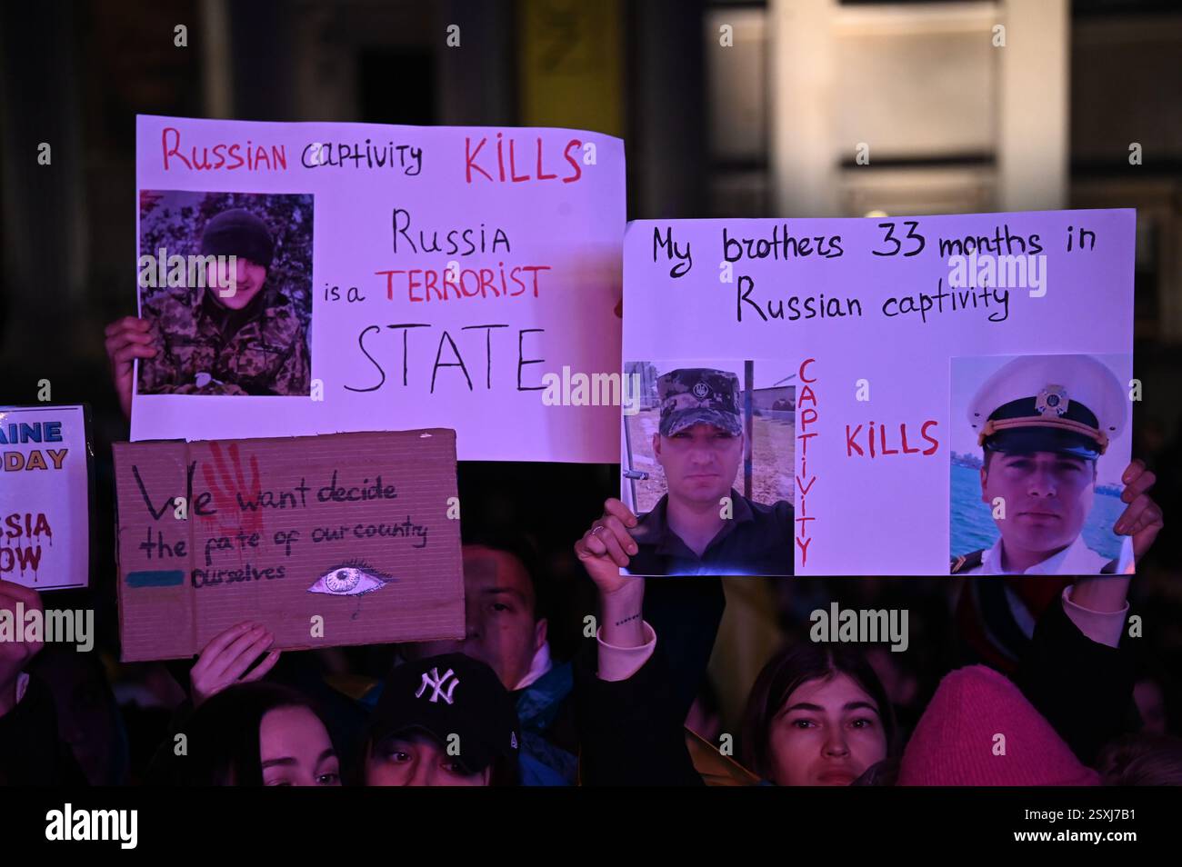 LONDRES, ROYAUME-UNI. 24 février 2025. À l'occasion du troisième anniversaire de l'invasion russe de l'Ukraine, les familles ukrainiennes et leurs partisans se rassemblent pour un rassemblement à Trafalgar Square, Londres, Angleterre. (Photo de 李世惠/Voir Li/Picture Capital) crédit : Voir Li/Picture Capital/Alamy Live News Banque D'Images