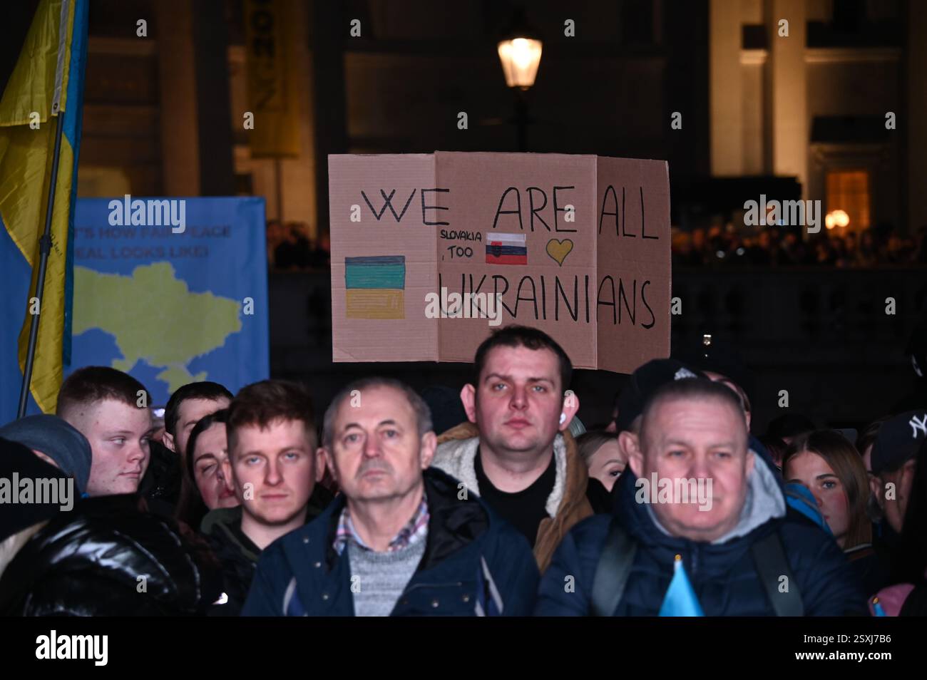 LONDRES, ROYAUME-UNI. 24 février 2025. À l'occasion du troisième anniversaire de l'invasion russe de l'Ukraine, les familles ukrainiennes et leurs partisans se rassemblent pour un rassemblement à Trafalgar Square, Londres, Angleterre. (Photo de 李世惠/Voir Li/Picture Capital) crédit : Voir Li/Picture Capital/Alamy Live News Banque D'Images