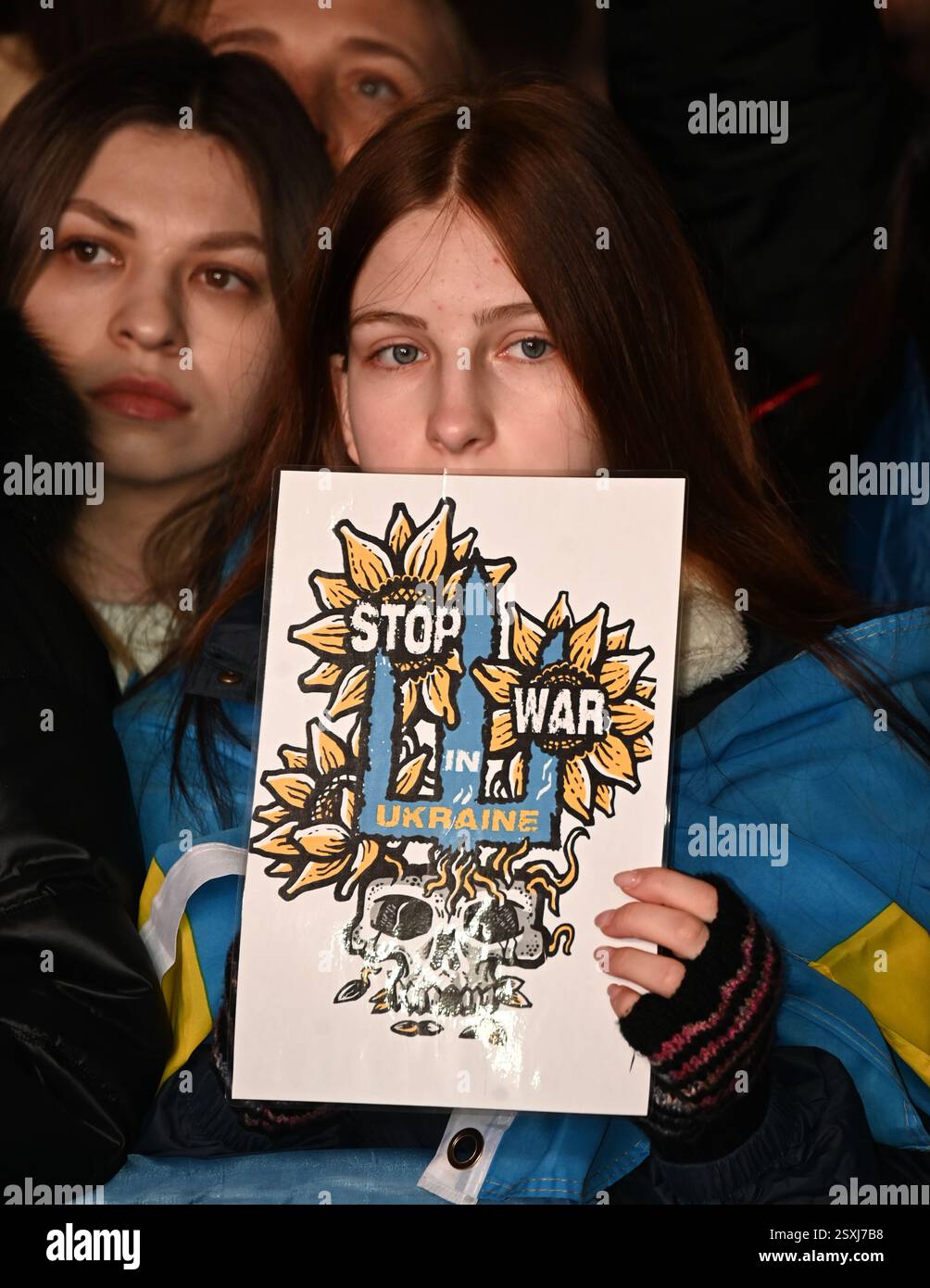LONDRES, ROYAUME-UNI. 24 février 2025. À l'occasion du troisième anniversaire de l'invasion russe de l'Ukraine, les familles ukrainiennes et leurs partisans se rassemblent pour un rassemblement à Trafalgar Square, Londres, Angleterre. (Photo de 李世惠/Voir Li/Picture Capital) crédit : Voir Li/Picture Capital/Alamy Live News Banque D'Images