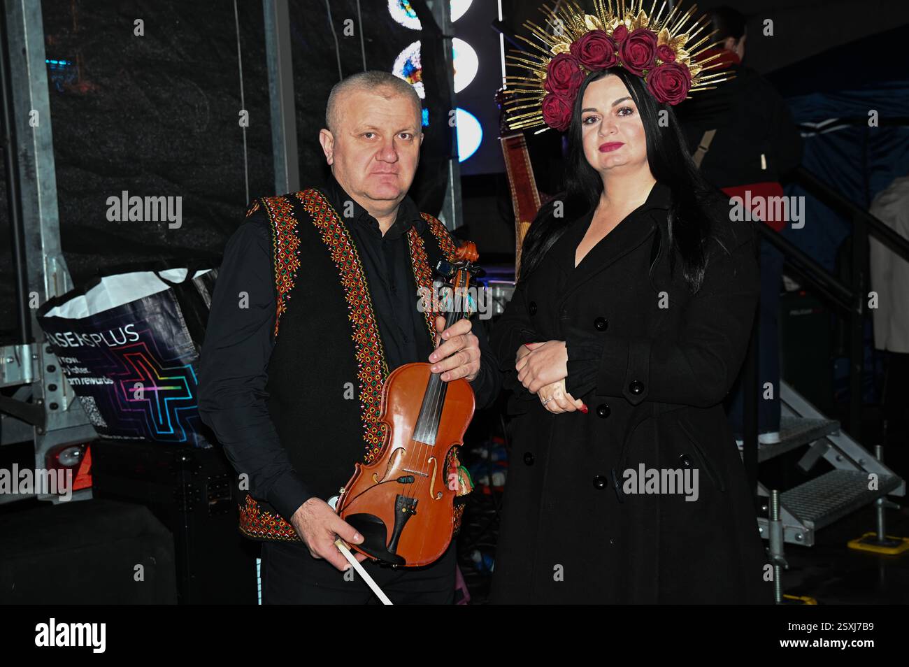 LONDRES, ROYAUME-UNI. 24 février 2025. L'Association des musiciens ukrainiens préforme pour le troisième anniversaire de l'invasion russe de l'Ukraine, les familles ukrainiennes et leurs partisans se rassemblent pour un rassemblement à Trafalgar Square, Londres, Angleterre. (Photo de 李世惠/Voir Li/Picture Capital) crédit : Voir Li/Picture Capital/Alamy Live News Banque D'Images
