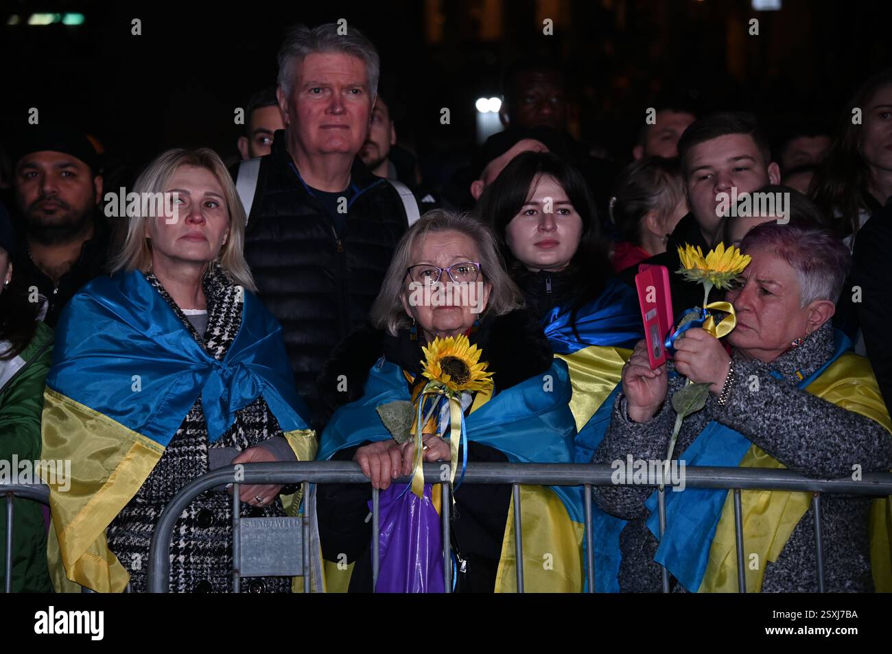 LONDRES, ROYAUME-UNI. 24 février 2025. À l'occasion du troisième anniversaire de l'invasion russe de l'Ukraine, les familles ukrainiennes et leurs partisans se rassemblent pour un rassemblement à Trafalgar Square, Londres, Angleterre. (Photo de 李世惠/Voir Li/Picture Capital) crédit : Voir Li/Picture Capital/Alamy Live News Banque D'Images