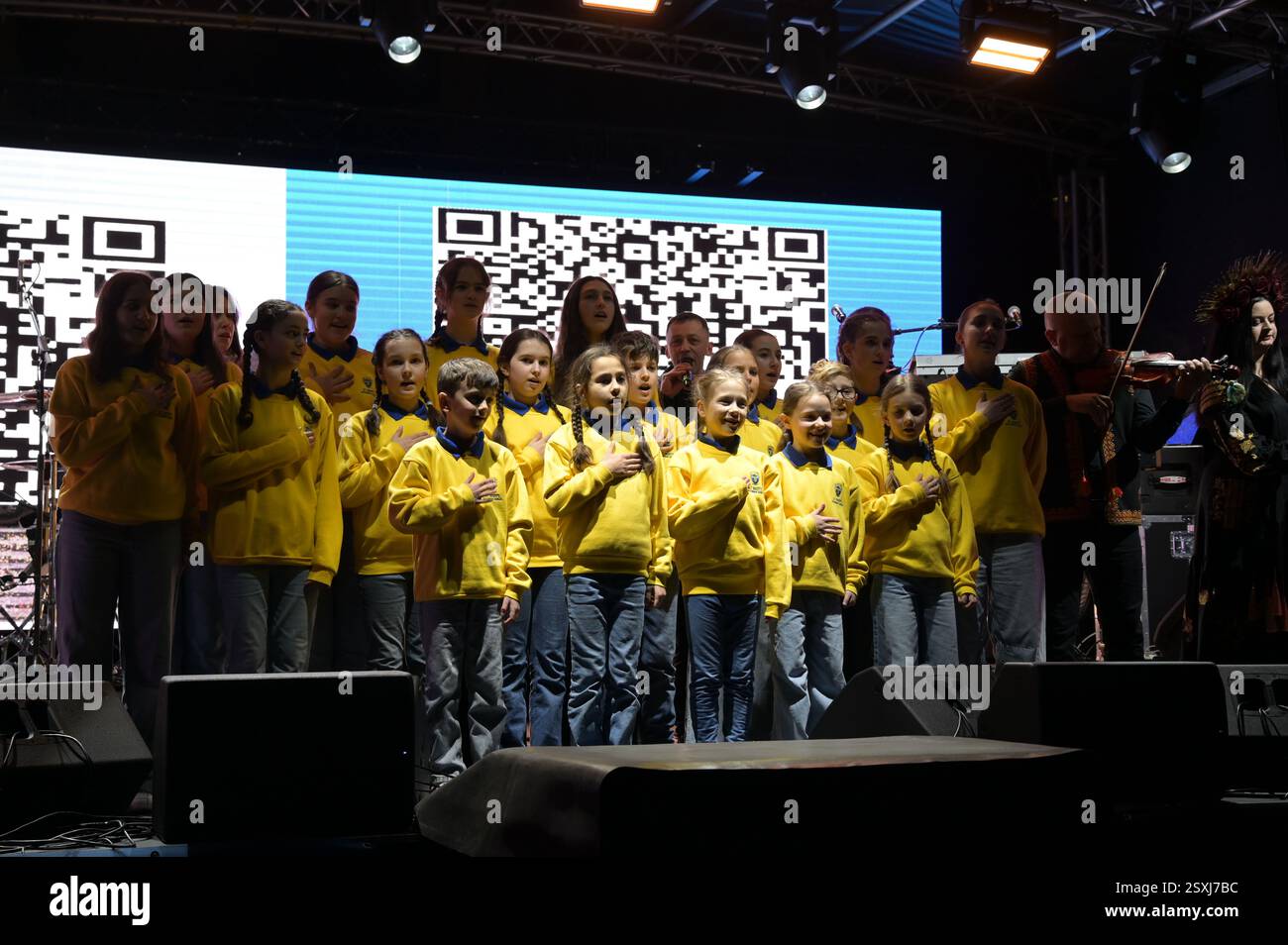 LONDRES, ROYAUME-UNI. 24 février 2025. L'Association des musiciens ukrainiens préforme pour le troisième anniversaire de l'invasion russe de l'Ukraine, les familles ukrainiennes et leurs partisans se rassemblent pour un rassemblement à Trafalgar Square, Londres, Angleterre. (Photo de 李世惠/Voir Li/Picture Capital) crédit : Voir Li/Picture Capital/Alamy Live News Banque D'Images