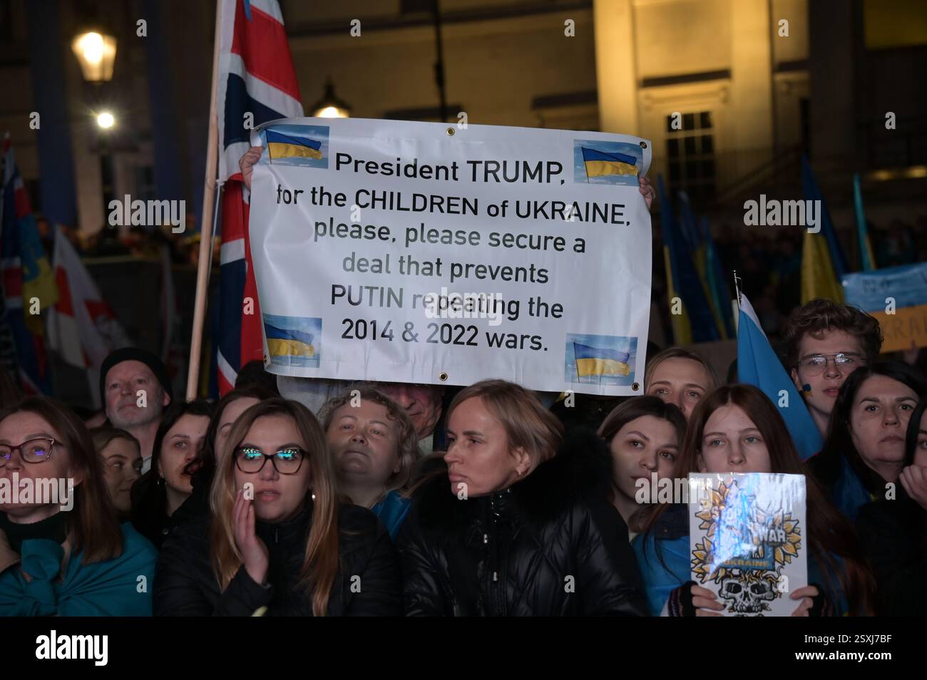 LONDRES, ROYAUME-UNI. 24 février 2025. À l'occasion du troisième anniversaire de l'invasion russe de l'Ukraine, les familles ukrainiennes et leurs partisans se rassemblent pour un rassemblement à Trafalgar Square, Londres, Angleterre. (Photo de 李世惠/Voir Li/Picture Capital) crédit : Voir Li/Picture Capital/Alamy Live News Banque D'Images