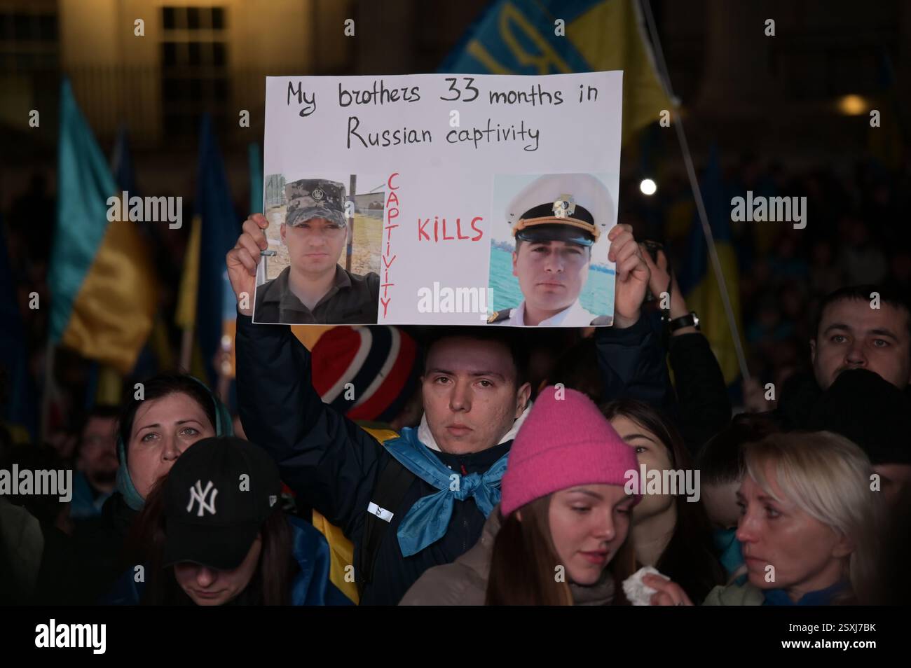 LONDRES, ROYAUME-UNI. 24 février 2025. À l'occasion du troisième anniversaire de l'invasion russe de l'Ukraine, les familles ukrainiennes et leurs partisans se rassemblent pour un rassemblement à Trafalgar Square, Londres, Angleterre. (Photo de 李世惠/Voir Li/Picture Capital) crédit : Voir Li/Picture Capital/Alamy Live News Banque D'Images