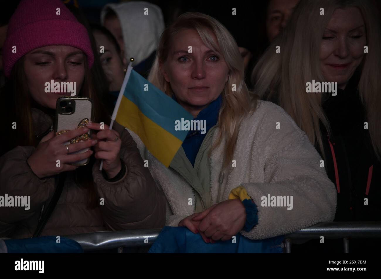 LONDRES, ROYAUME-UNI. 24 février 2025. À l'occasion du troisième anniversaire de l'invasion russe de l'Ukraine, les familles ukrainiennes et leurs partisans se rassemblent pour un rassemblement à Trafalgar Square, Londres, Angleterre. (Photo de 李世惠/Voir Li/Picture Capital) crédit : Voir Li/Picture Capital/Alamy Live News Banque D'Images