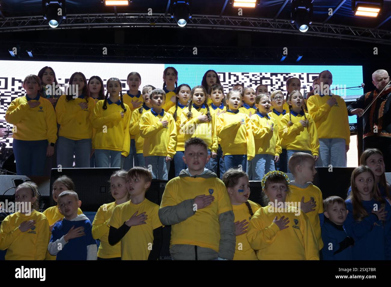 LONDRES, ROYAUME-UNI. 24 février 2025. L'Association des musiciens ukrainiens préforme pour le troisième anniversaire de l'invasion russe de l'Ukraine, les familles ukrainiennes et leurs partisans se rassemblent pour un rassemblement à Trafalgar Square, Londres, Angleterre. (Photo de 李世惠/Voir Li/Picture Capital) crédit : Voir Li/Picture Capital/Alamy Live News Banque D'Images