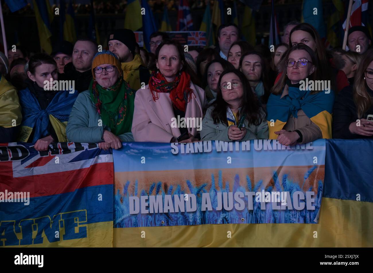 LONDRES, ROYAUME-UNI. 24 février 2025. À l'occasion du troisième anniversaire de l'invasion russe de l'Ukraine, les familles ukrainiennes et leurs partisans se rassemblent pour un rassemblement à Trafalgar Square, Londres, Angleterre. (Photo de 李世惠/Voir Li/Picture Capital) crédit : Voir Li/Picture Capital/Alamy Live News Banque D'Images