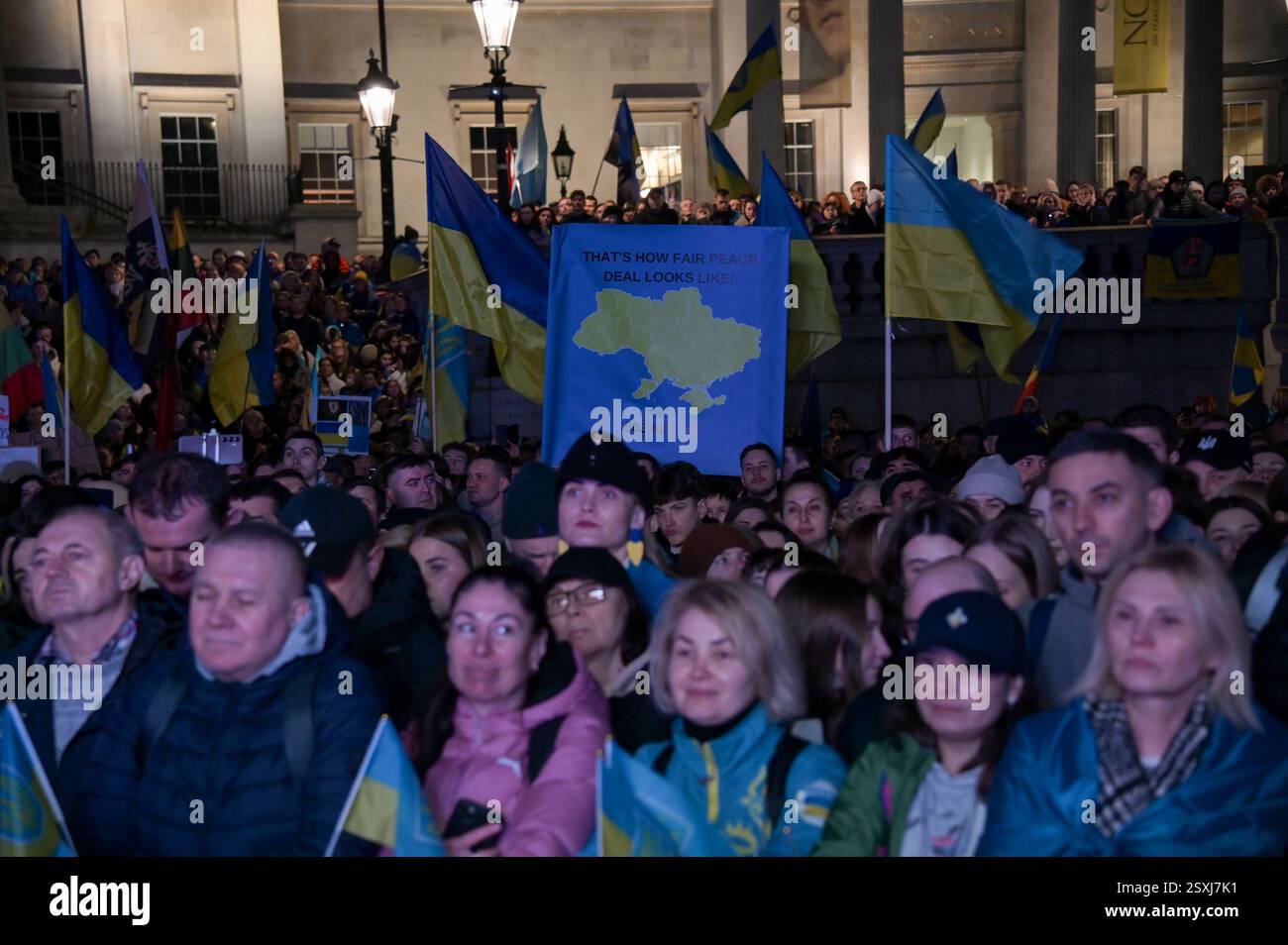 LONDRES, ROYAUME-UNI. 24 février 2025. À l'occasion du troisième anniversaire de l'invasion russe de l'Ukraine, les familles ukrainiennes et leurs partisans se rassemblent pour un rassemblement à Trafalgar Square, Londres, Angleterre. (Photo de 李世惠/Voir Li/Picture Capital) crédit : Voir Li/Picture Capital/Alamy Live News Banque D'Images