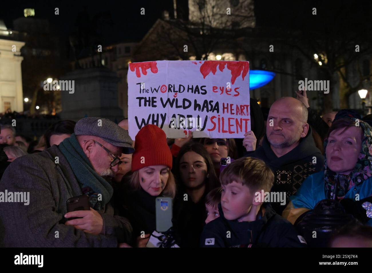 LONDRES, ROYAUME-UNI. 24 février 2025. À l'occasion du troisième anniversaire de l'invasion russe de l'Ukraine, les familles ukrainiennes et leurs partisans se rassemblent pour un rassemblement à Trafalgar Square, Londres, Angleterre. (Photo de 李世惠/Voir Li/Picture Capital) crédit : Voir Li/Picture Capital/Alamy Live News Banque D'Images
