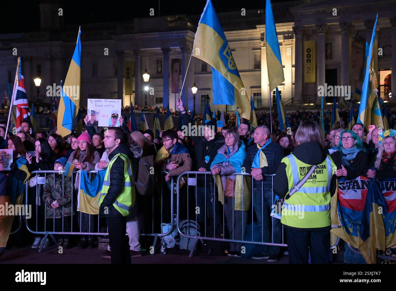 LONDRES, ROYAUME-UNI. 24 février 2025. À l'occasion du troisième anniversaire de l'invasion russe de l'Ukraine, les familles ukrainiennes et leurs partisans se rassemblent pour un rassemblement à Trafalgar Square, Londres, Angleterre. (Photo de 李世惠/Voir Li/Picture Capital) crédit : Voir Li/Picture Capital/Alamy Live News Banque D'Images