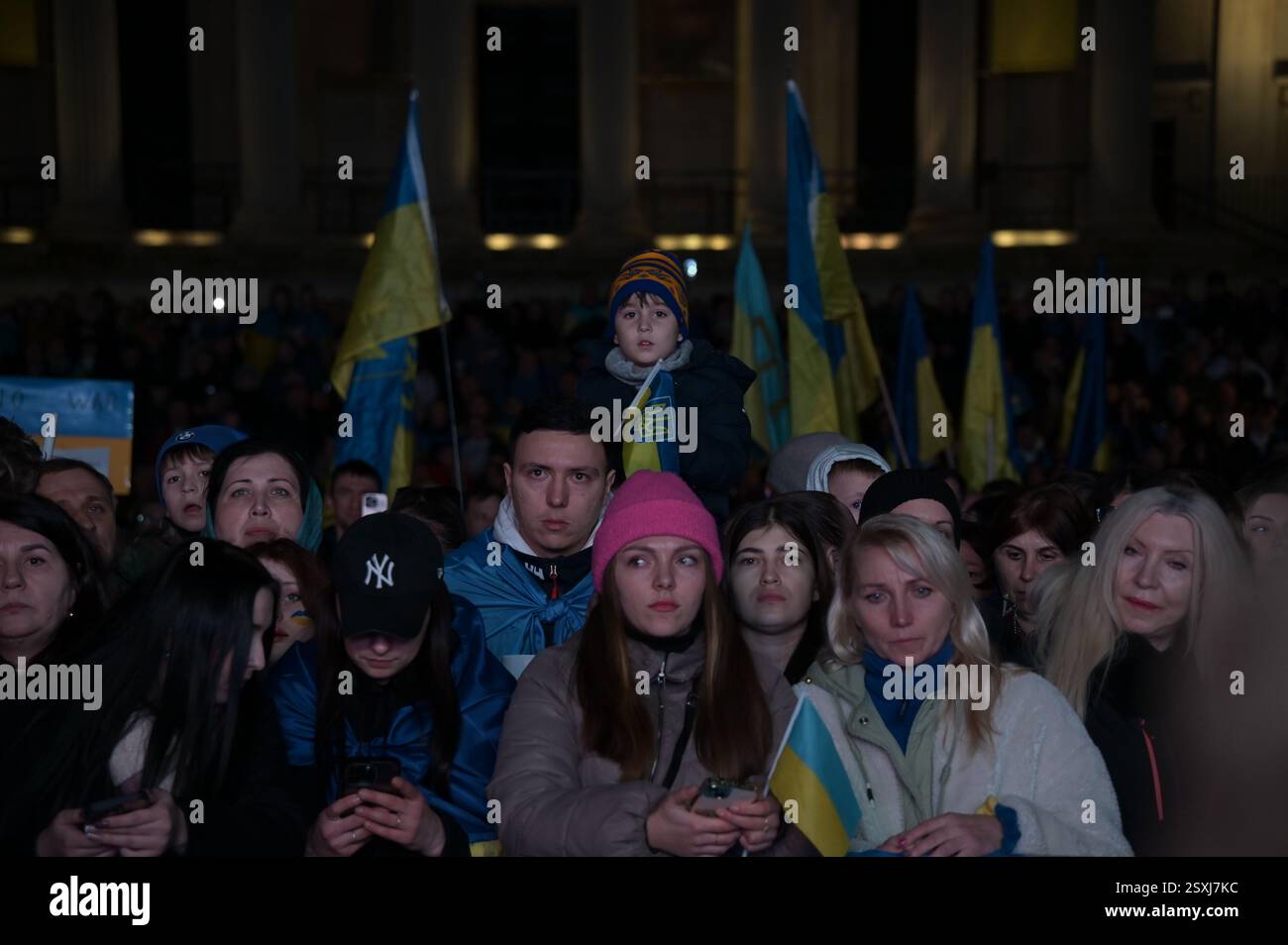 LONDRES, ROYAUME-UNI. 24 février 2025. À l'occasion du troisième anniversaire de l'invasion russe de l'Ukraine, les familles ukrainiennes et leurs partisans se rassemblent pour un rassemblement à Trafalgar Square, Londres, Angleterre. (Photo de 李世惠/Voir Li/Picture Capital) crédit : Voir Li/Picture Capital/Alamy Live News Banque D'Images