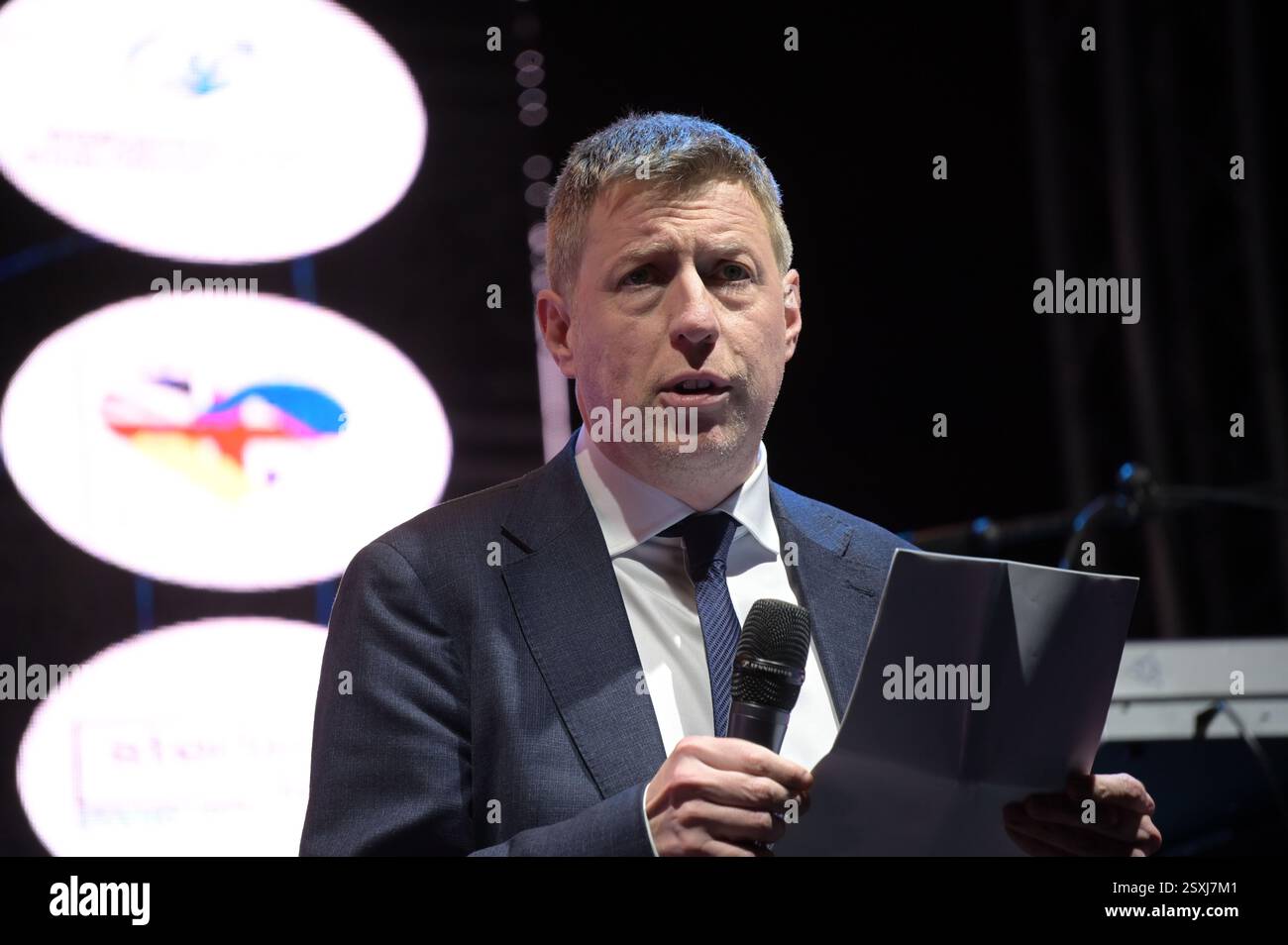 LONDRES, ROYAUME-UNI. 24 février 2025. À l'occasion du troisième anniversaire de l'invasion russe de l'Ukraine, les familles ukrainiennes et leurs partisans se rassemblent pour un rassemblement à Trafalgar Square, Londres, Angleterre. (Photo de 李世惠/Voir Li/Picture Capital) crédit : Voir Li/Picture Capital/Alamy Live News Banque D'Images