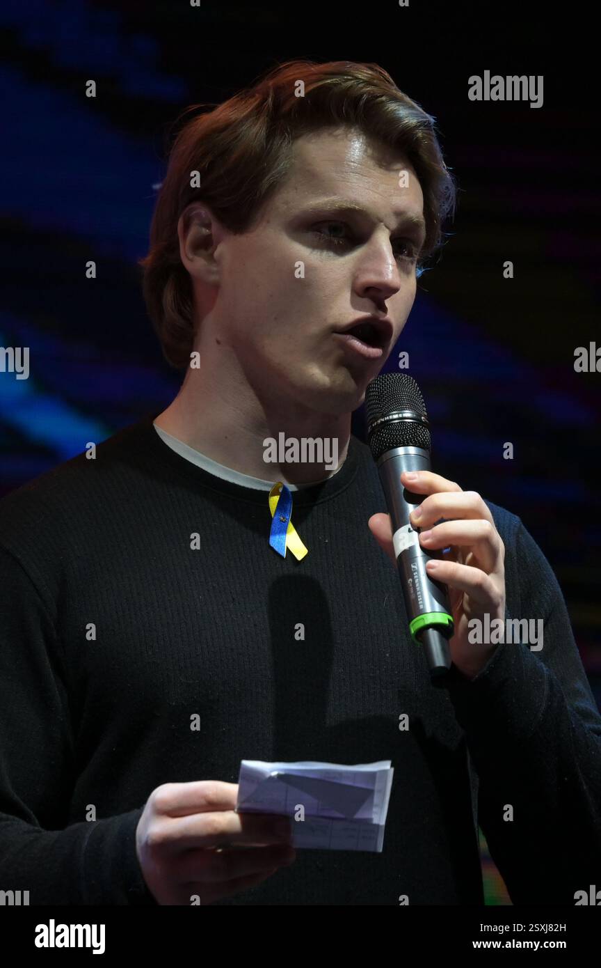 LONDRES, ROYAUME-UNI. 24 février 2025. À l'occasion du troisième anniversaire de l'invasion russe de l'Ukraine, les familles ukrainiennes et leurs partisans se rassemblent pour un rassemblement à Trafalgar Square, Londres, Angleterre. (Photo de 李世惠/Voir Li/Picture Capital) crédit : Voir Li/Picture Capital/Alamy Live News Banque D'Images