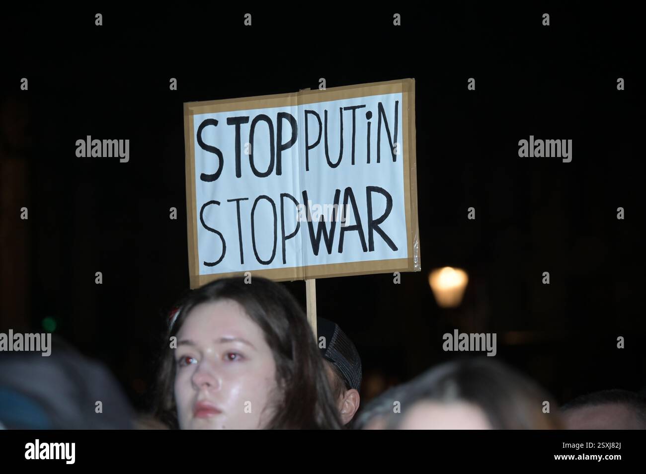 LONDRES, ROYAUME-UNI. 24 février 2025. À l'occasion du troisième anniversaire de l'invasion russe de l'Ukraine, les familles ukrainiennes et leurs partisans se rassemblent pour un rassemblement à Trafalgar Square, Londres, Angleterre. (Photo de 李世惠/Voir Li/Picture Capital) crédit : Voir Li/Picture Capital/Alamy Live News Banque D'Images