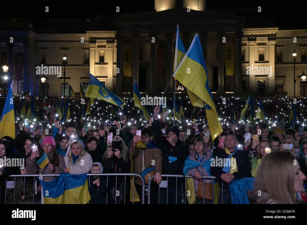 LONDRES, ROYAUME-UNI. 24 février 2025. À l'occasion du troisième anniversaire de l'invasion russe de l'Ukraine, les familles ukrainiennes et leurs partisans se rassemblent pour un rassemblement à Trafalgar Square, Londres, Angleterre. (Photo de 李世惠/Voir Li/Picture Capital) crédit : Voir Li/Picture Capital/Alamy Live News Banque D'Images
