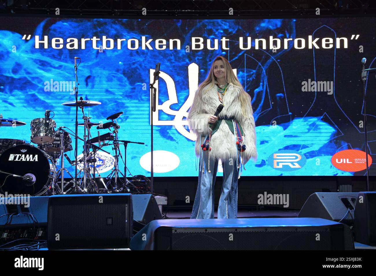 LONDRES, ROYAUME-UNI. 24 février 2025. Orateurs poésie "le cœur brisé mais ininterrompu" à l'occasion du troisième anniversaire de l'invasion russe de l'Ukraine, des familles ukrainiennes et leurs partisans se rassemblent pour un rassemblement à Trafalgar Square, Londres, Angleterre. (Photo de 李世惠/Voir Li/Picture Capital) crédit : Voir Li/Picture Capital/Alamy Live News Banque D'Images