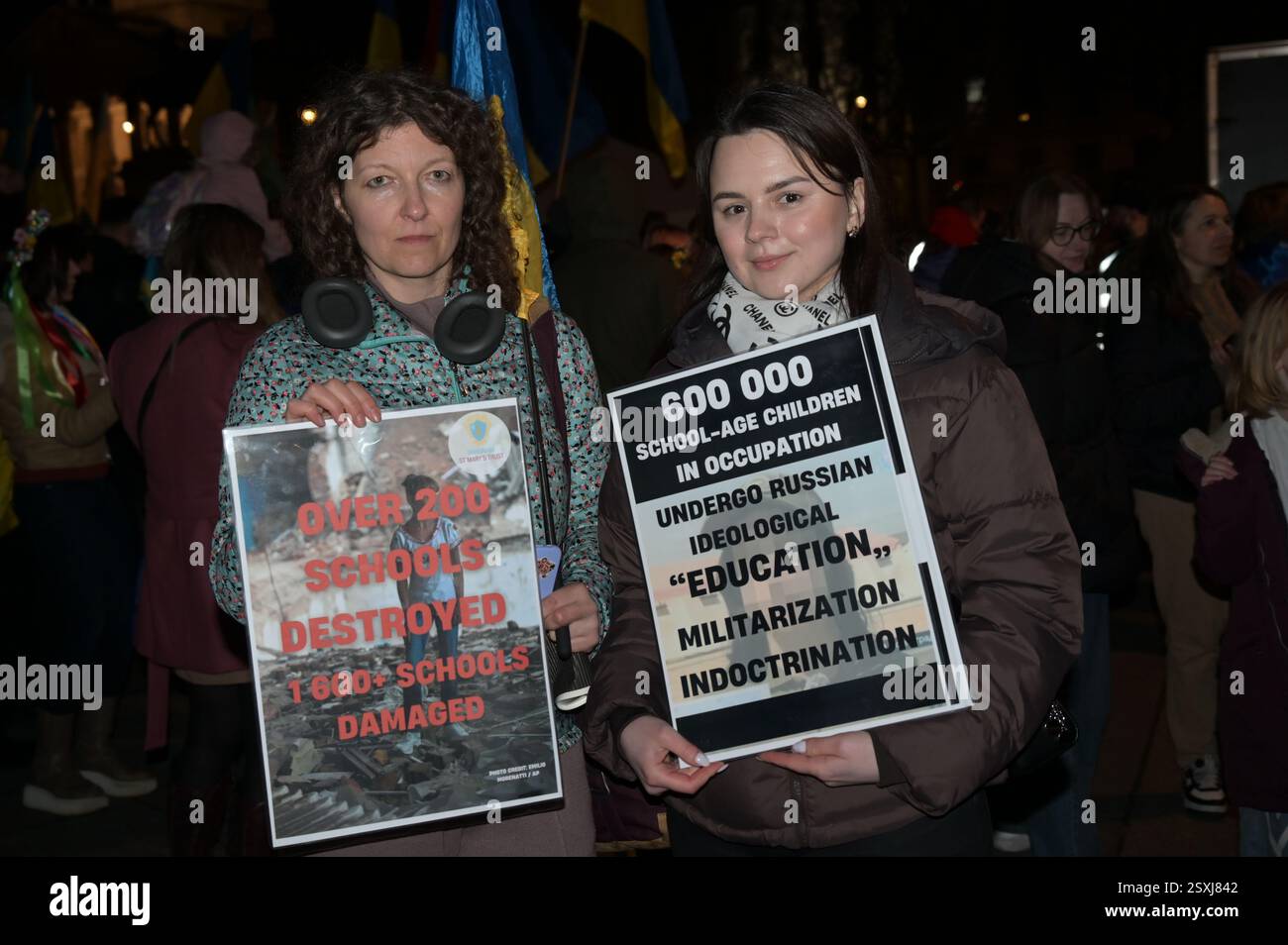 LONDRES, ROYAUME-UNI. 24 février 2025. À l'occasion du troisième anniversaire de l'invasion russe de l'Ukraine, les familles ukrainiennes et leurs partisans se rassemblent pour un rassemblement à Trafalgar Square, Londres, Angleterre. (Photo de 李世惠/Voir Li/Picture Capital) crédit : Voir Li/Picture Capital/Alamy Live News Banque D'Images